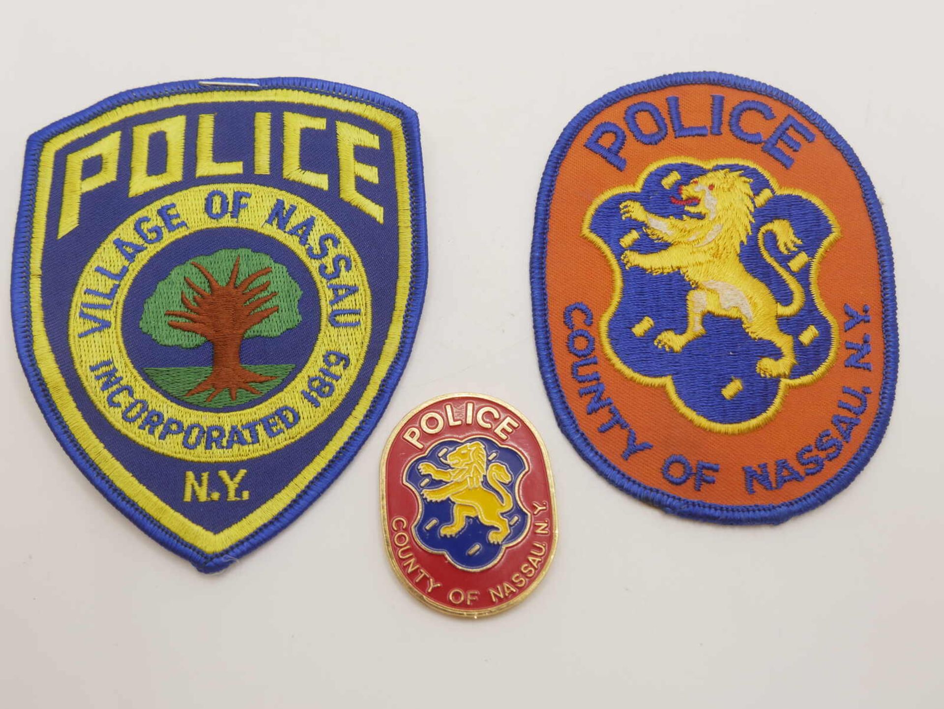 Aus Sammelauflösung! Lot Aufnäher / Patches sowie 1 Marke "Police County of Nassau" insgesamt 3