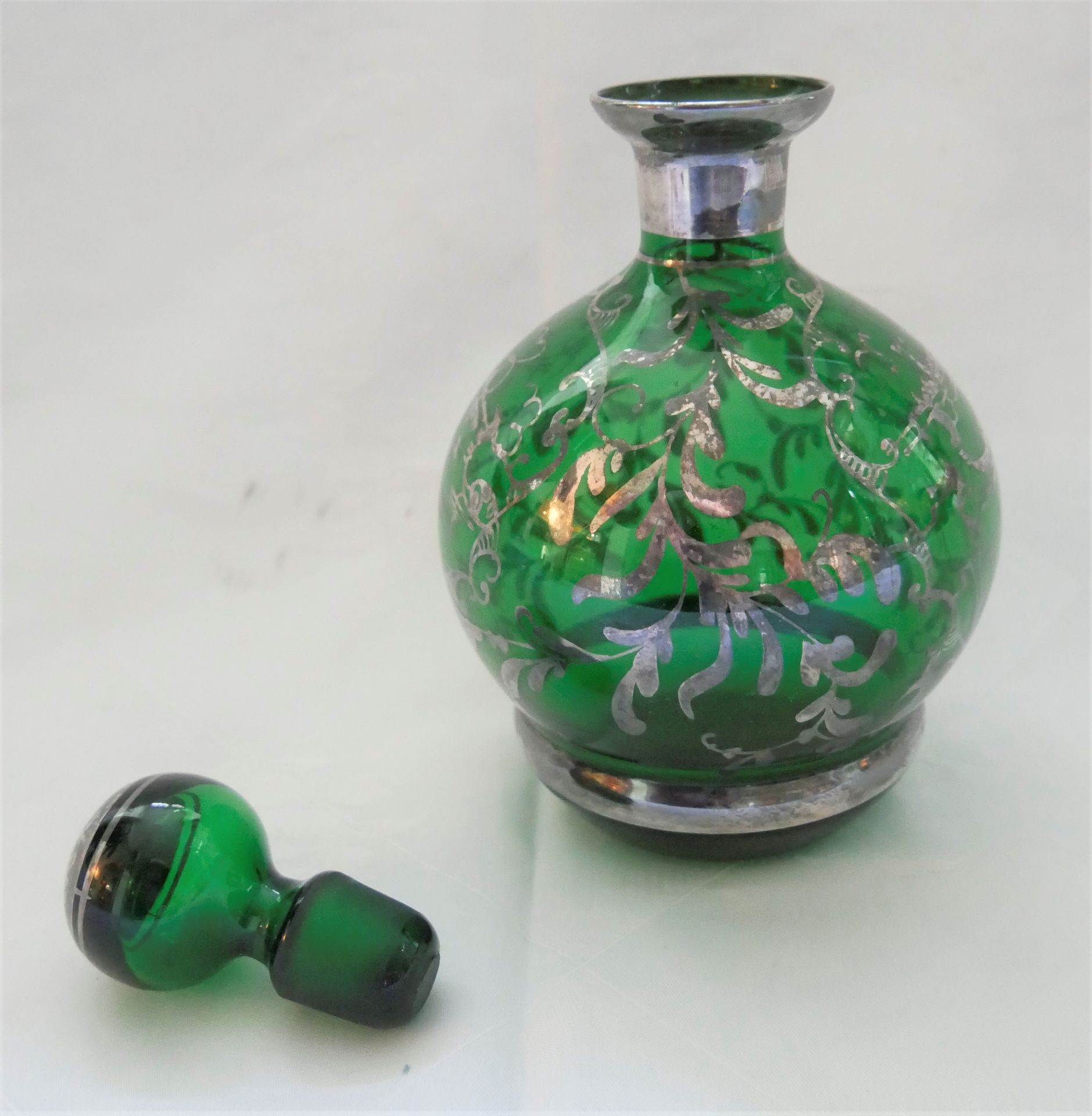 grüne Stöpselflasche mit silberner Bemalung. Höhe ca. 20 cm. Minimaler Chip am Rand oben. - Image 2 of 2