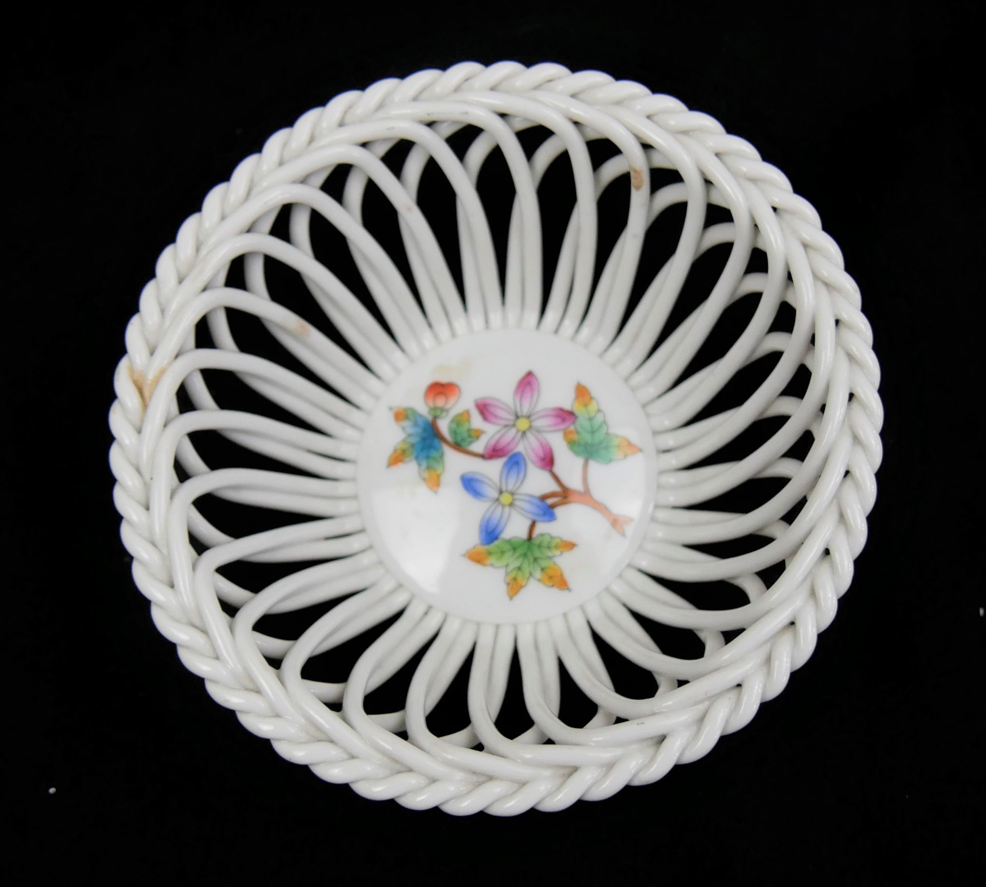 Porzellan Schälchen mit floralen Design. Handgemalt. HEREND HVNGARY. Durchmesser ca. 12 cm.