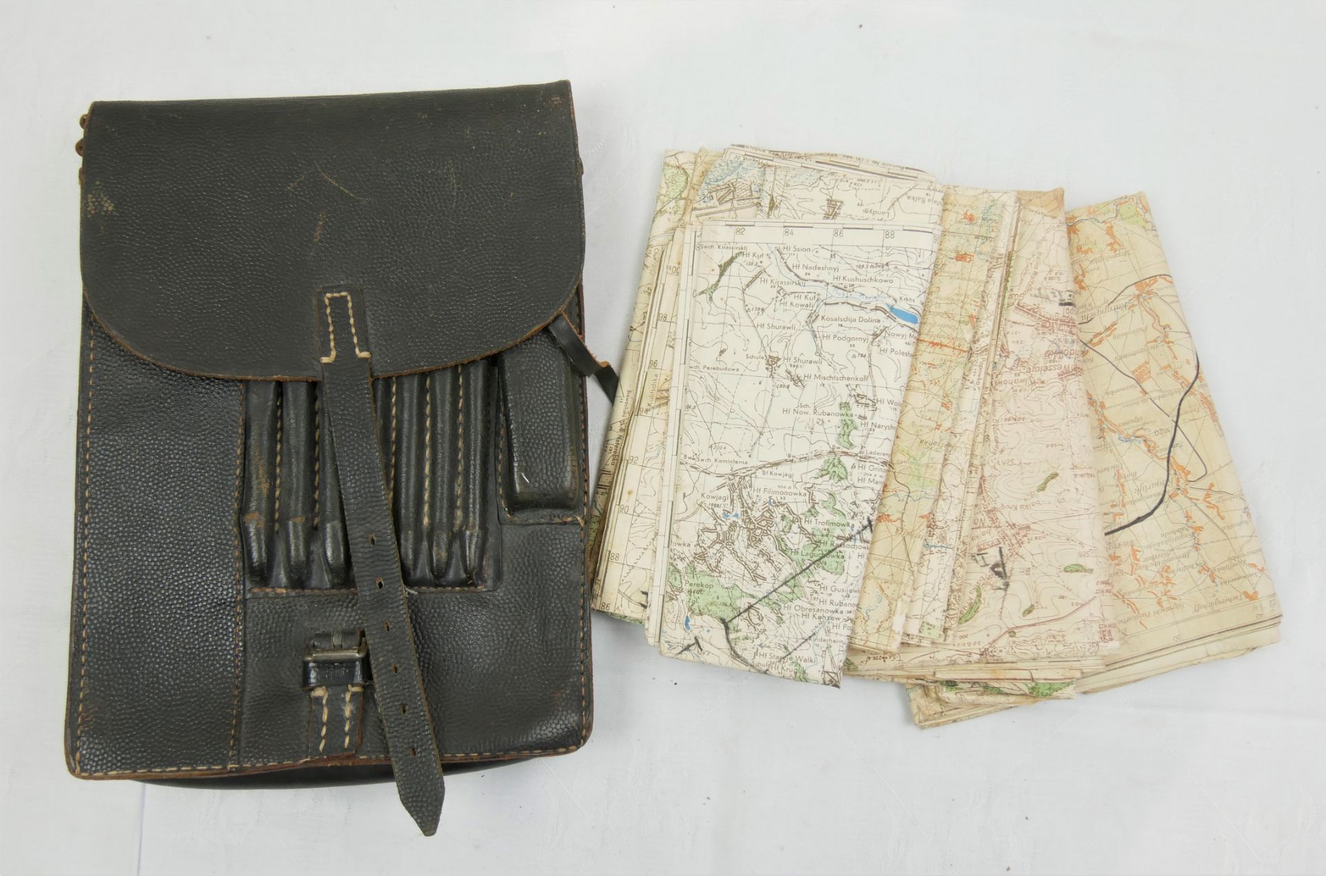 Original Kartentasche aus Leder, 2. Weltkrieg, mit Original Kartenmaterial (diese mit Einzeichnungen