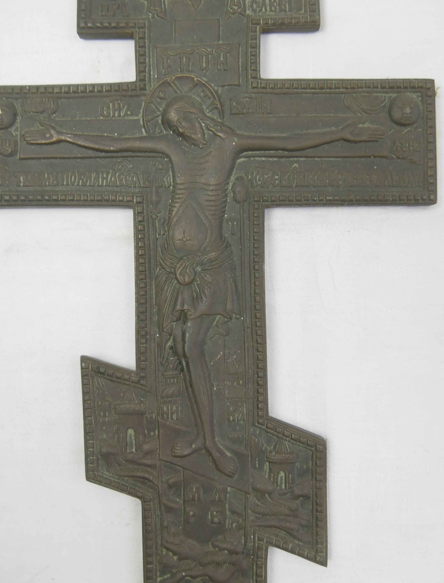 Großes Bronzekreuz INRI, wohl Rußland. Maße: Höhe ca. 38 cm, Breite ca. 20 cm. Altes Stück. - Image 2 of 2