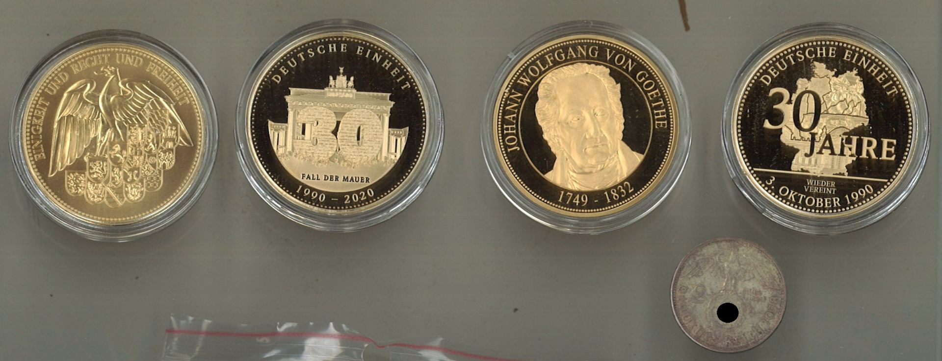 4 vergoldetete Medaillen Deutschland, dabei 2x 30 Jahre Deutsche Einheit sowie 2 Mark Silberstück - Bild 2 aus 2