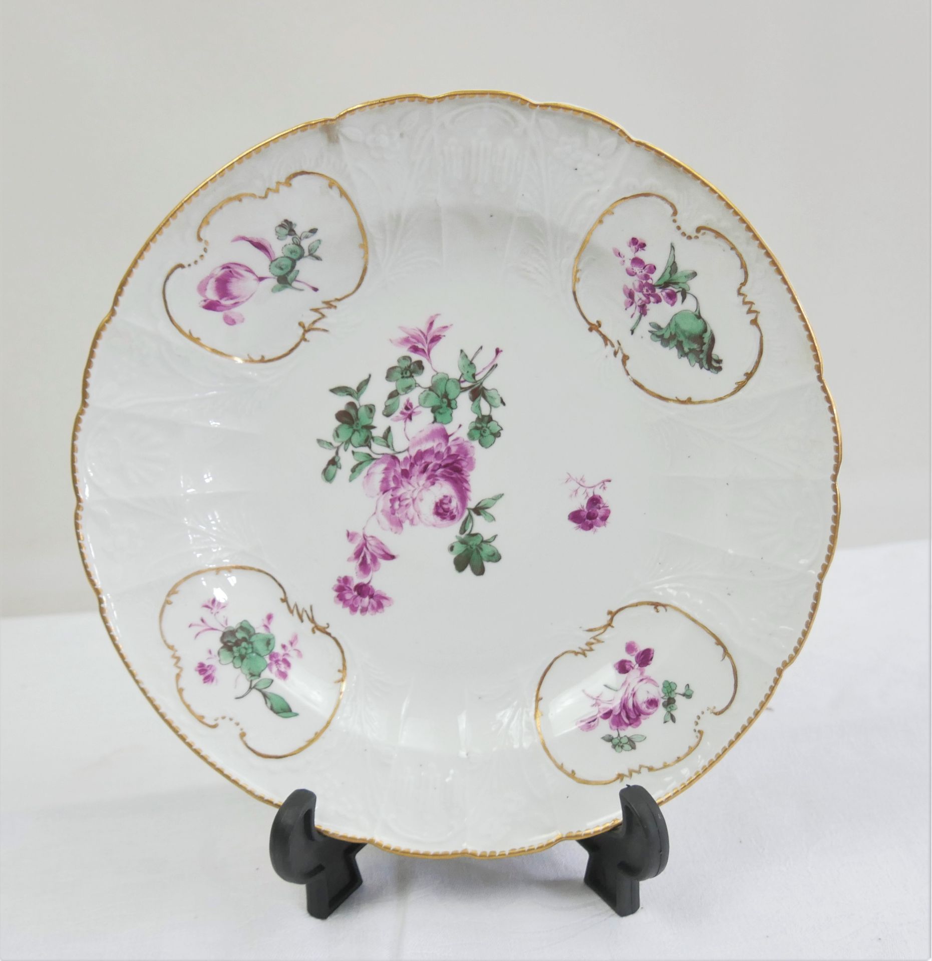 Meissen Prunkteller mit floralem Design und Goldapplikationen. Teller um 1750. Durchmesser ca. 25,