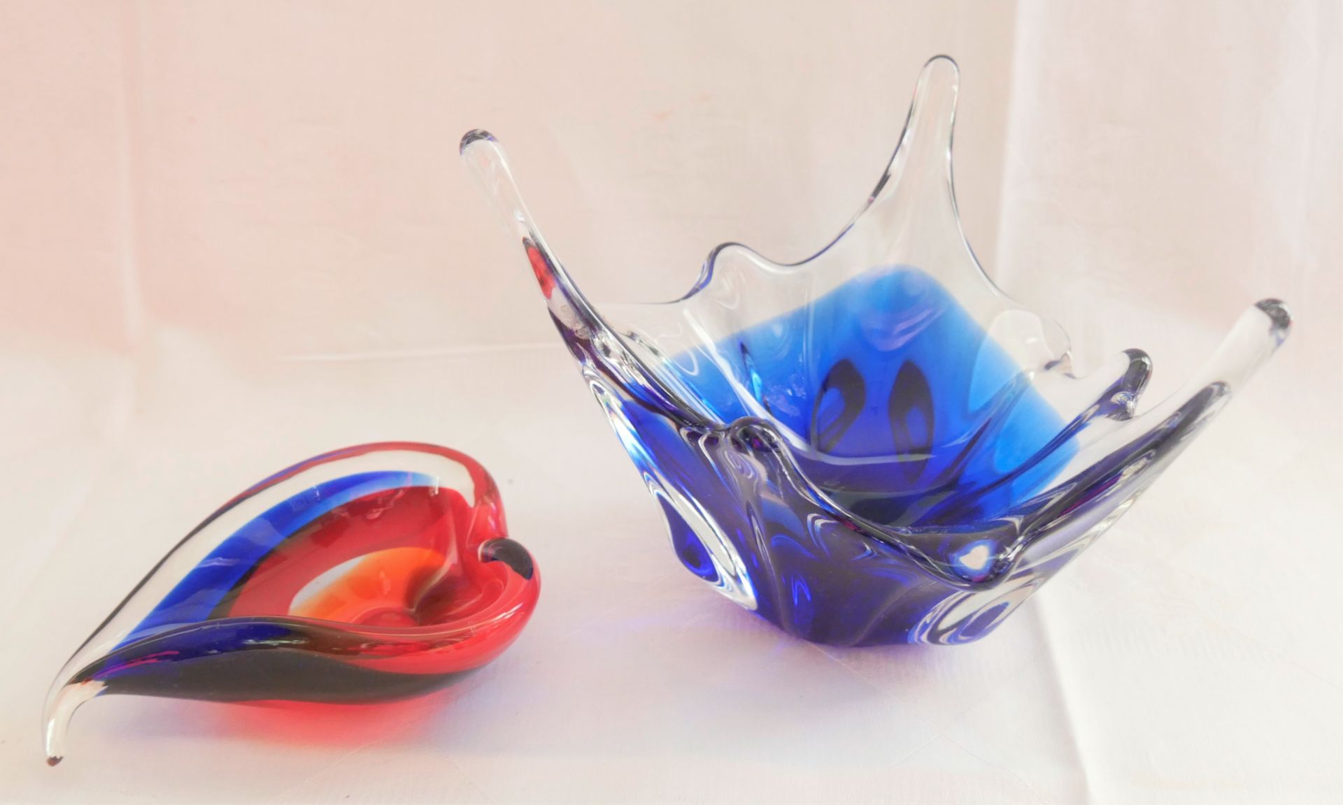 2 Teile Glas, dabei eine Schale in Herzform rot/Klarglas sowie eine Schale blau/Klarglas.