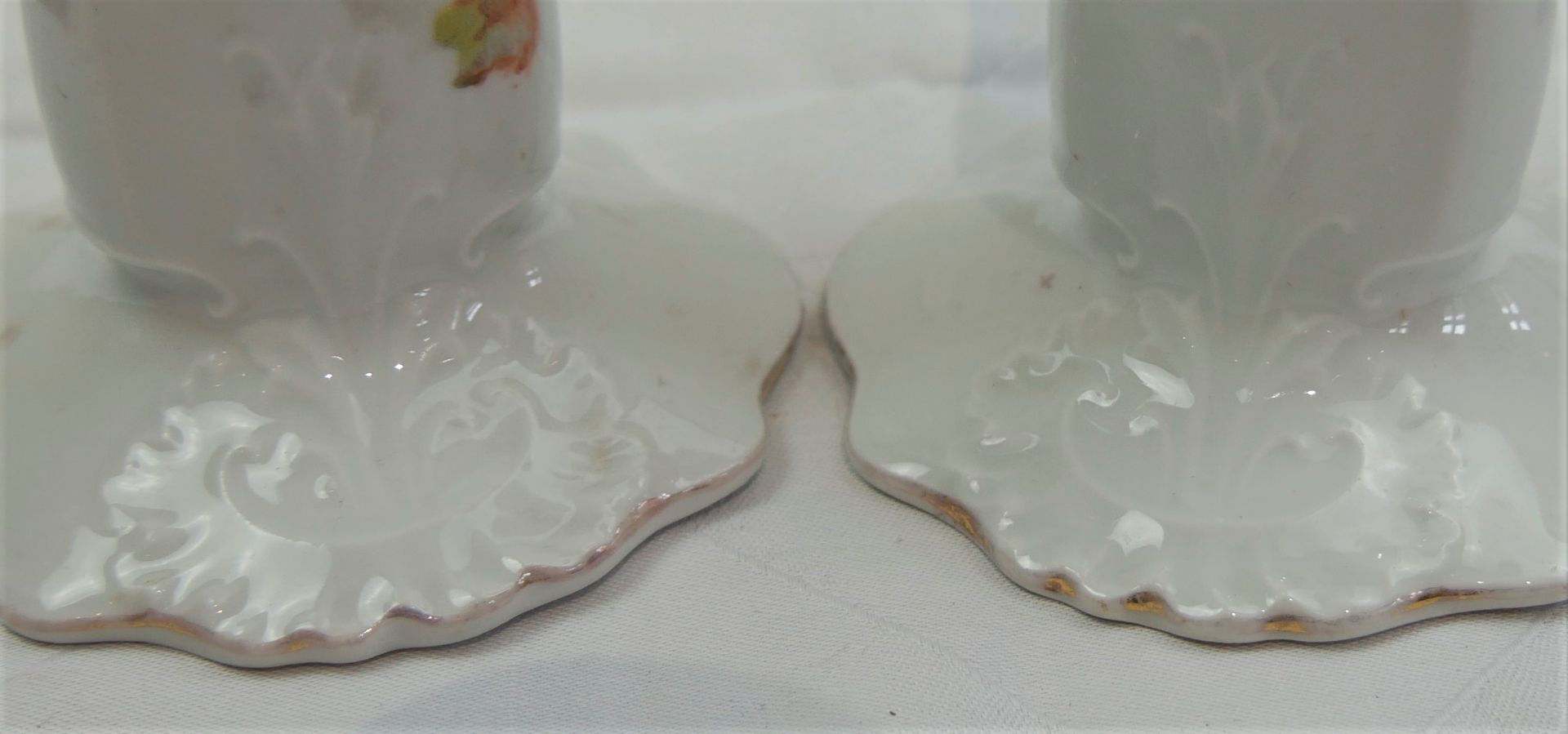2 ältere Porzellankerzenständer mit Gebrauchsspuren. Höhe ca. 17 cm - Image 3 of 3