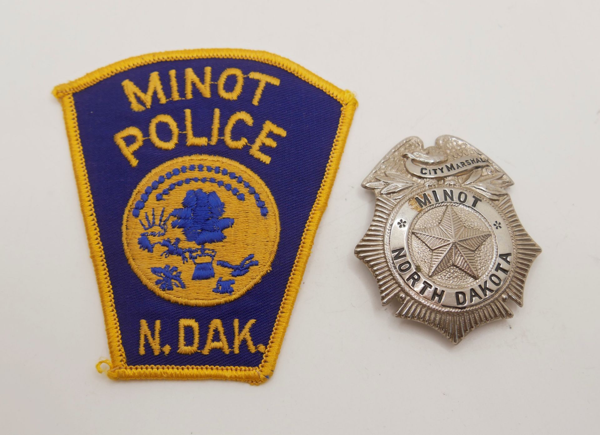 Aus Sammelauflösung! Aufnäher / Patches sowie 1 Marke "Minot Police North Dakota" insgesamt 2 Stück.