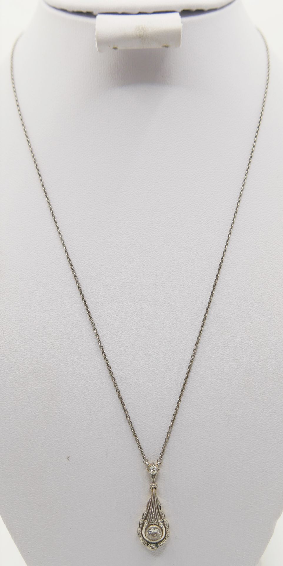 Art Deco Anhänger mit Diamanten, Gold an Kette, um 1910/20. Tropfenförmiger Anhänger 585er Punze.