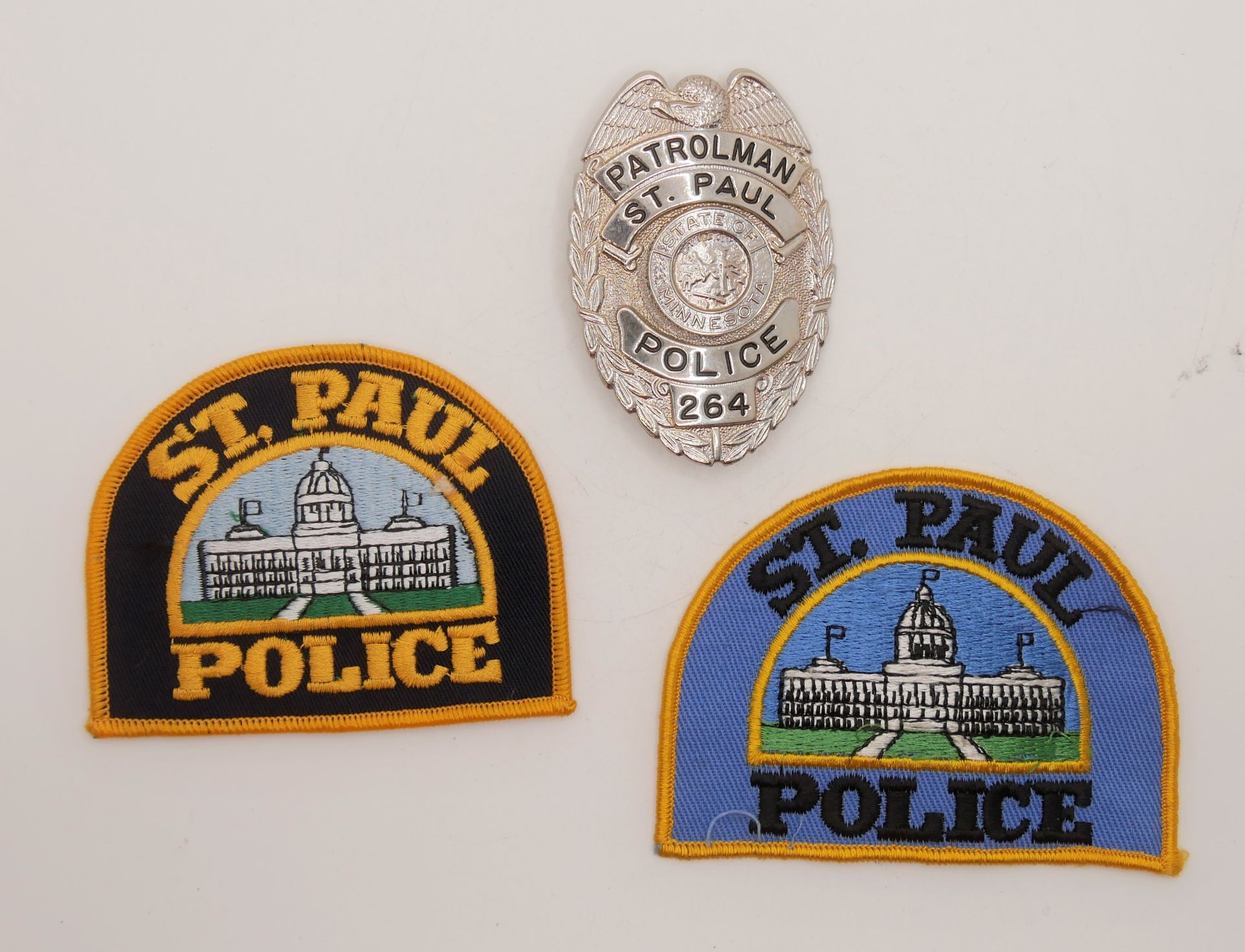 Aus Sammelauflösung! Lot Aufnäher / Patches sowie 1 Marke "St. Paul Police" insgesamt 3 Stück. Bitte