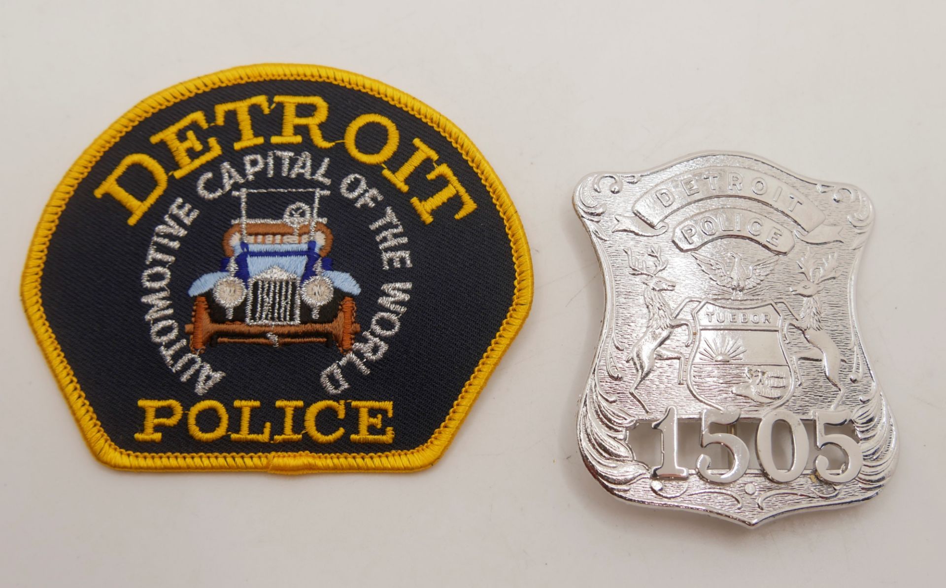 Aus Sammelauflösung! Lot Aufnäher / Patches sowie 1 Marke "Detroit Police" insgesamt 2 Stück.