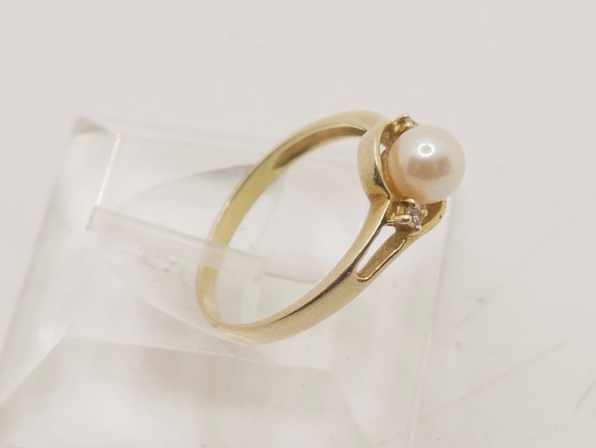 Damenring, 333er Gelbgold besetzt mit einer Perle und Zirkonia. Ringgröße 55 - Image 2 of 2