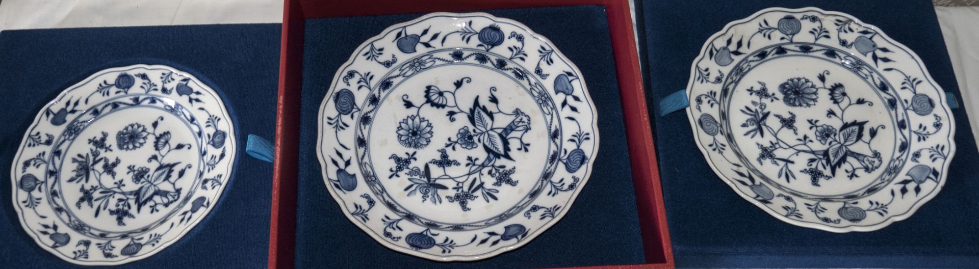 Meissen Teller - Set "Zwiebelmuster". Durchmesser: ca. 24,5 cm, ca. 23 cm und ca. 19,5 cm. Im OVP.