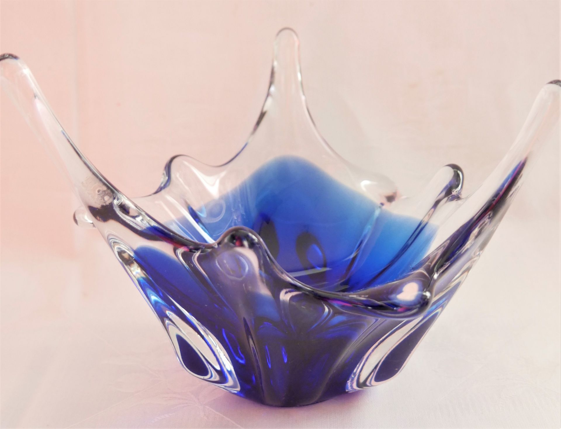 2 Teile Glas, dabei eine Schale in Herzform rot/Klarglas sowie eine Schale blau/Klarglas. - Image 2 of 3
