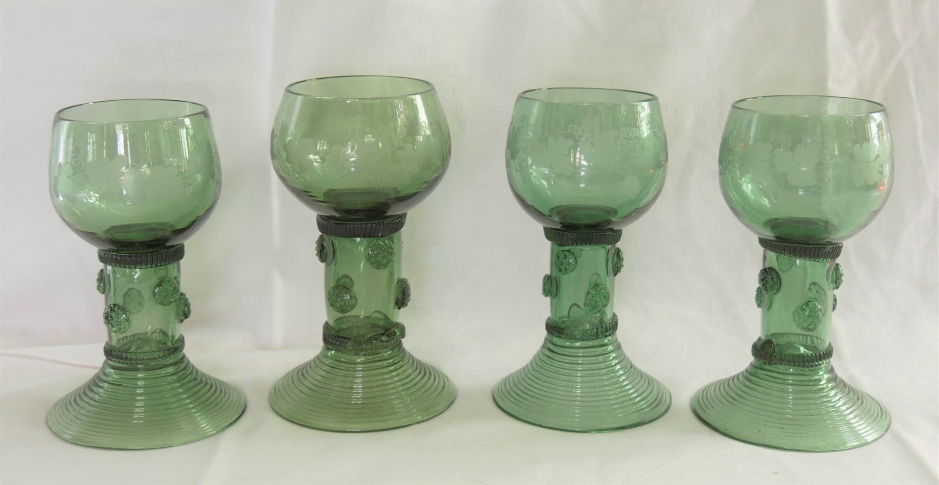 4 Biedermeier Weinrömer, Höhe 1x ca. 15 cm, 3x 14.5 cm. Gleiche Serie.