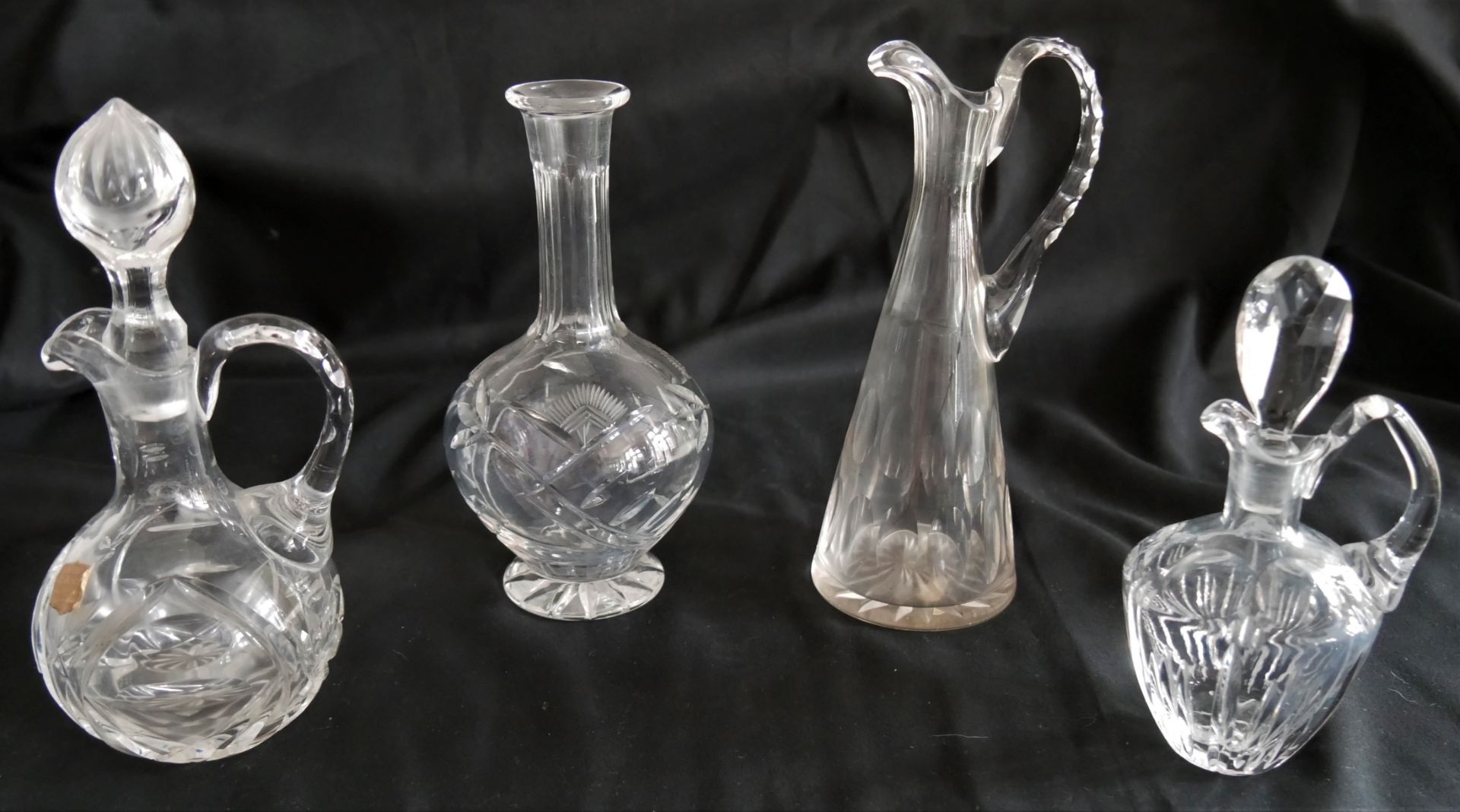 4 Teile Bleikristall Karaffen, verschiedene Ausführungen. Höhe bis 18 cm