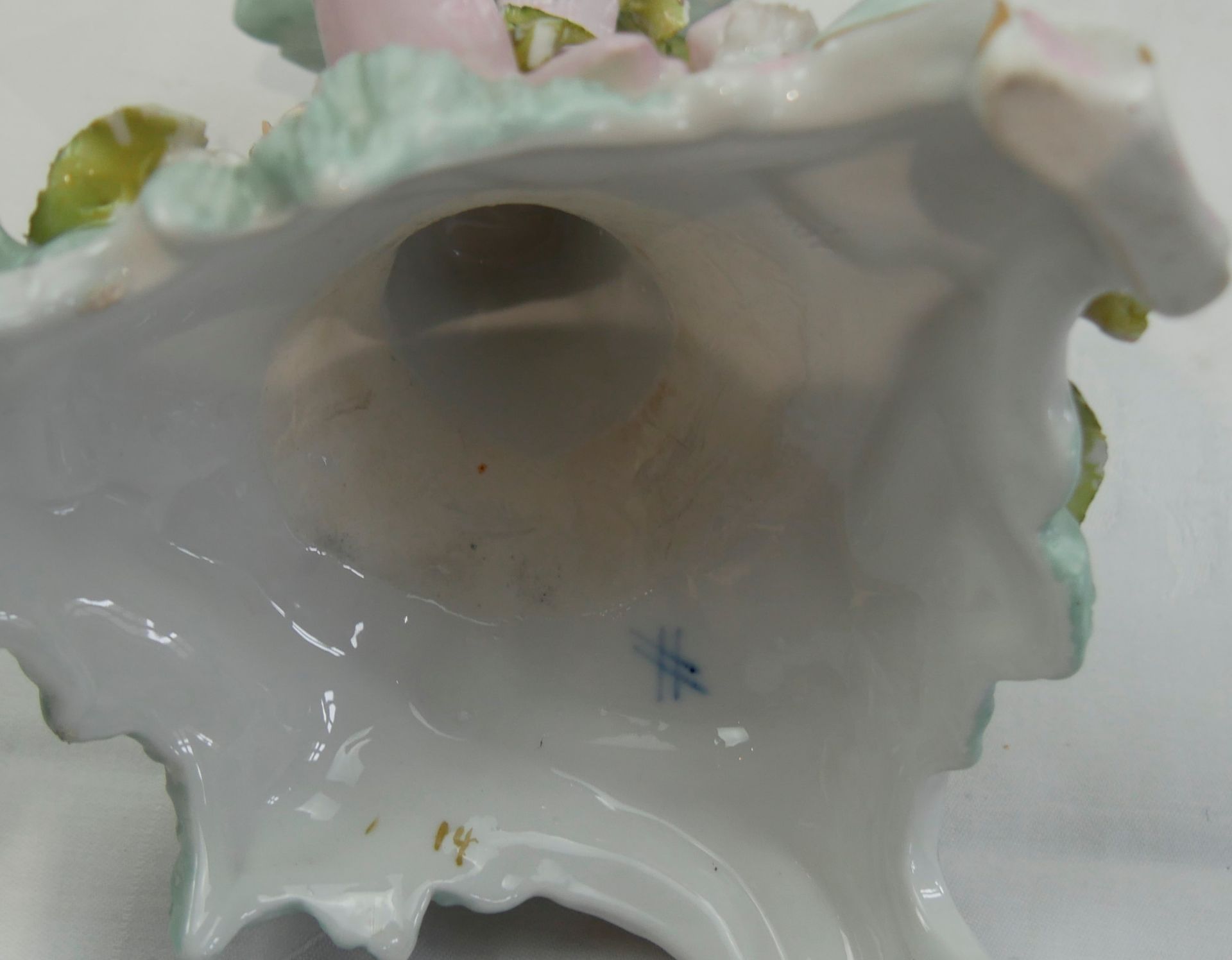 Antiker Porzellanständer, reichlich mit Porzellanblüten versehen (diese teilweise bestoßen). Blaue - Bild 3 aus 3