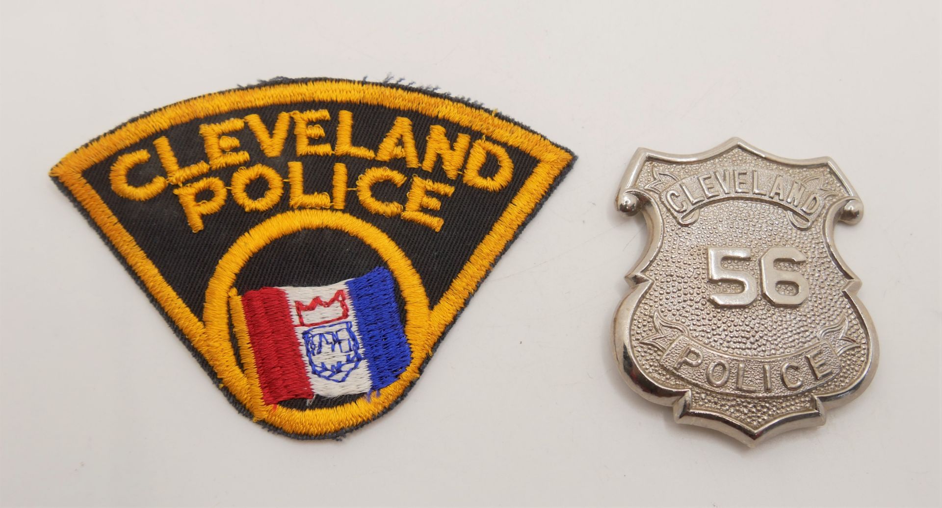 Aus Sammelauflösung! Aufnäher / Patches sowie 1 Marke "Cleveland Police" insgesamt 2 Stück. Bitte