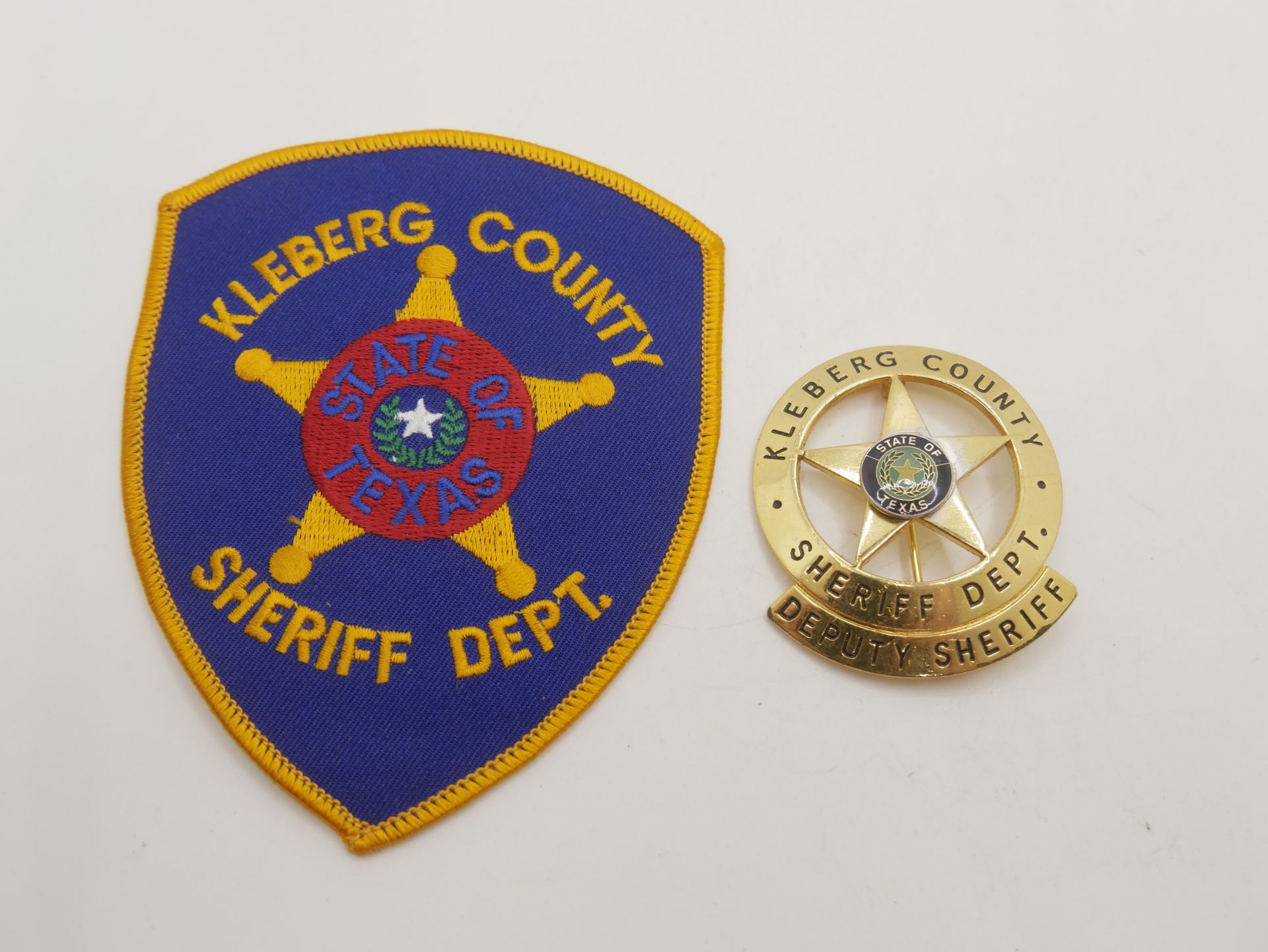 Aus Sammelauflösung! Lot Aufnäher / Patches sowie 1 Marke "Kleberg County Sheriff Dept." insgesamt 2