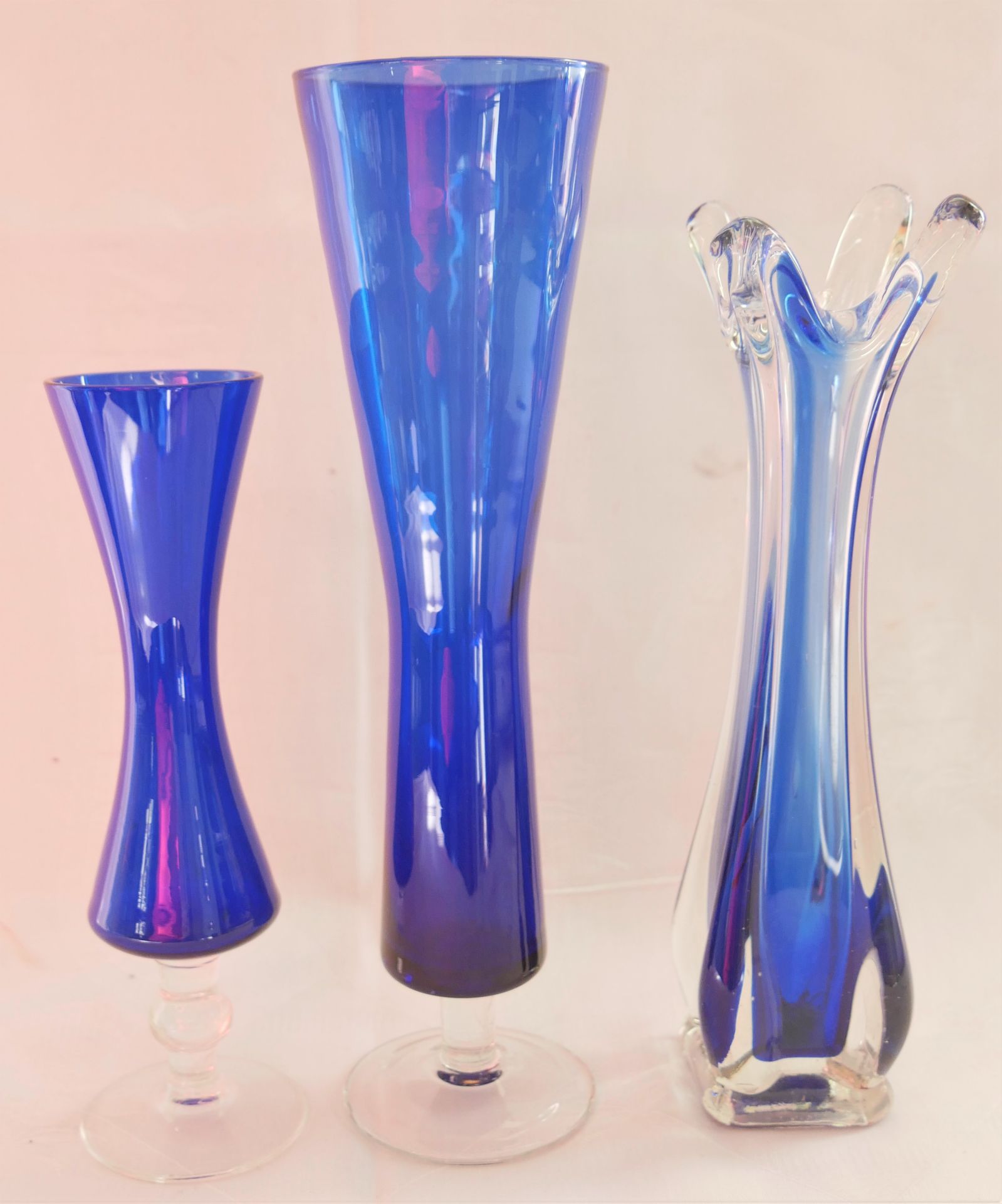 3 Glasvasen wohl Böhmen, in blau Glas. Verschiedene Größen und Formen. Bitte besichtigen