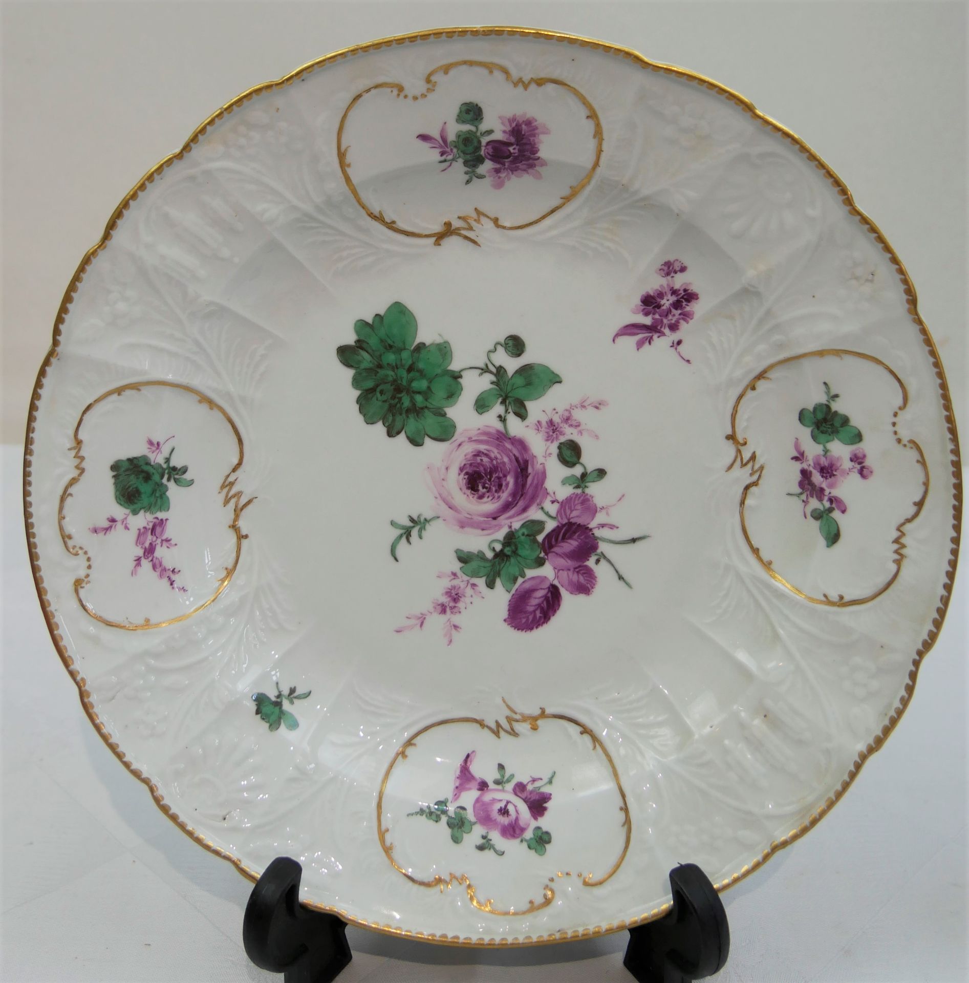 Meissen Prunkteller mit floralem Design und Goldapplikationen. Teller um 1750. Durchmesser ca. 25,