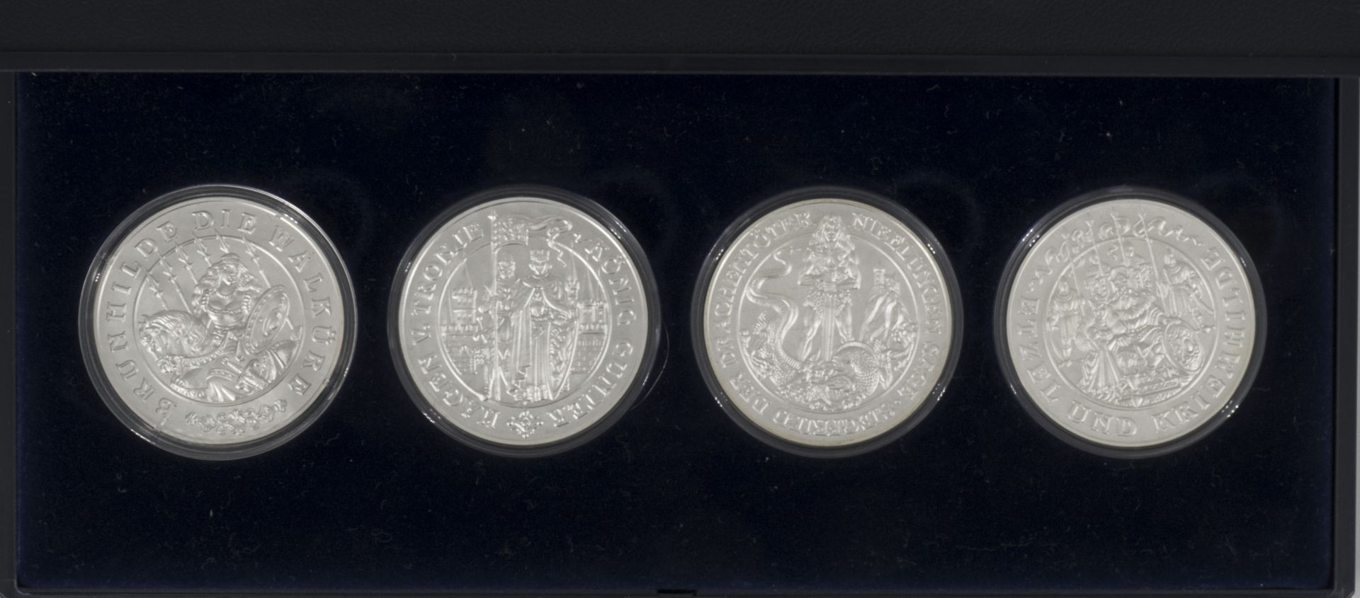 Nibelungen Medaillensatz, Silber (geprüft). Gewicht: je ca. 20,4 g. Durchmesser: je ca. 40 mm.
