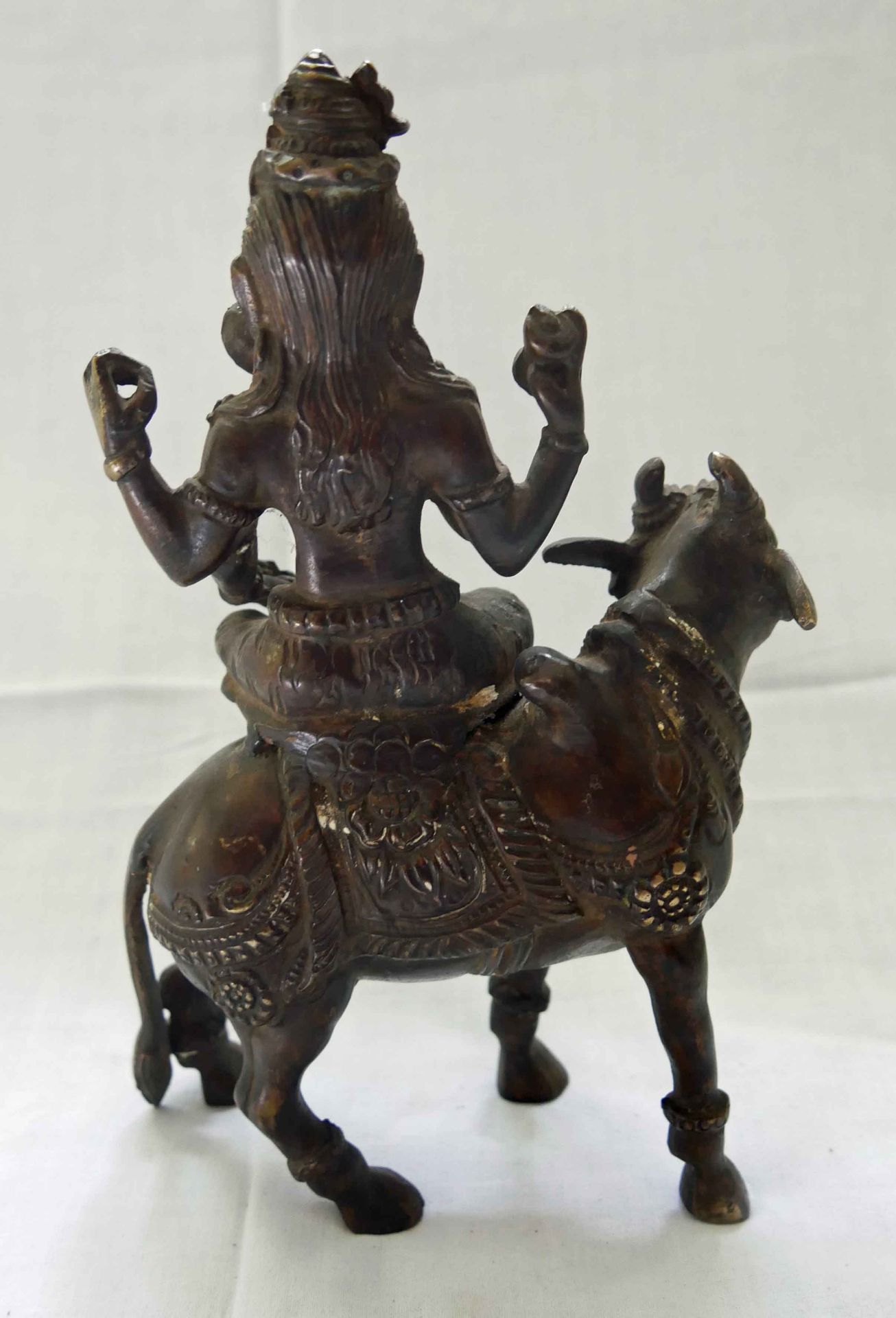Aus Auflösung, Statue "mehrarmige Gottheit auf Stier sitzend", wohl 19. Jahrhundert, ca. 21 cm hoch, - Bild 2 aus 2