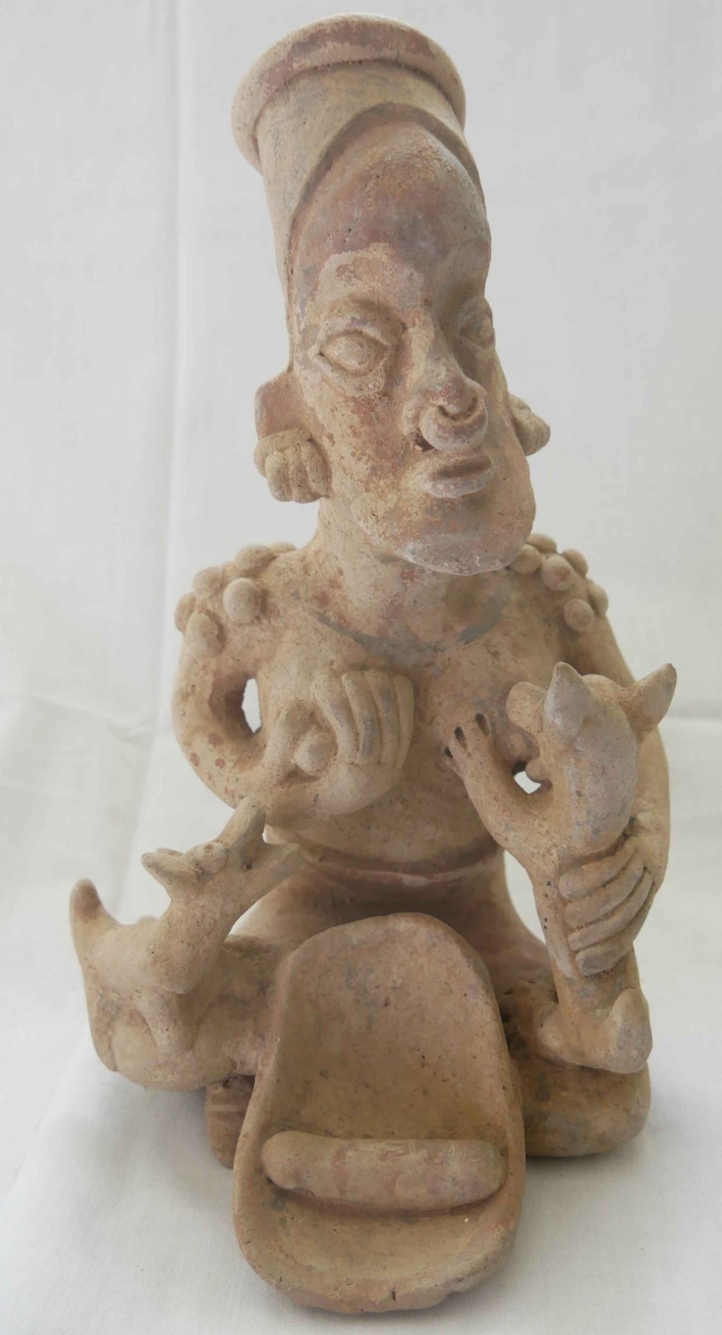 Aus Auflösung, Statue Ton " Gottheit Maya?", ca. 27 cm hoch, ca, 18 cm breit wohl Replik