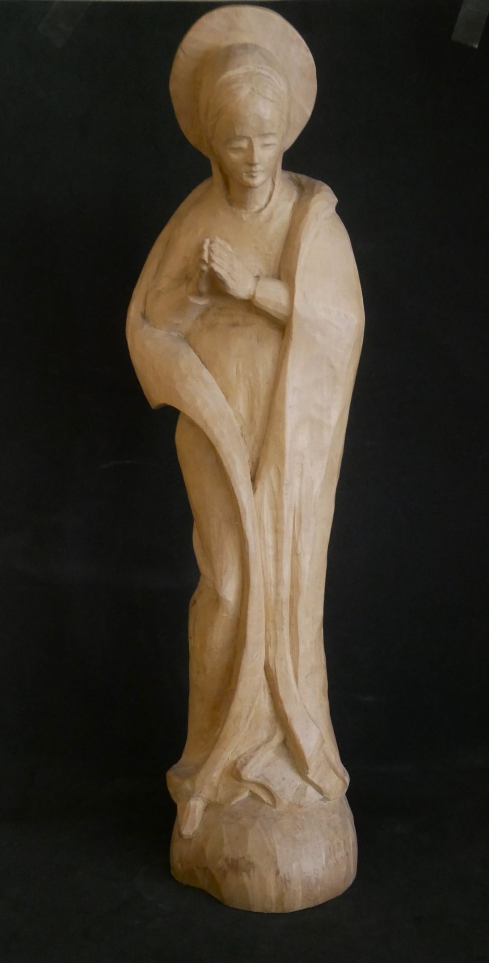 Geschnitzte Holzfigur "betende Madonna", signiert Mattersberger F.. Höhe ca. 39 cm