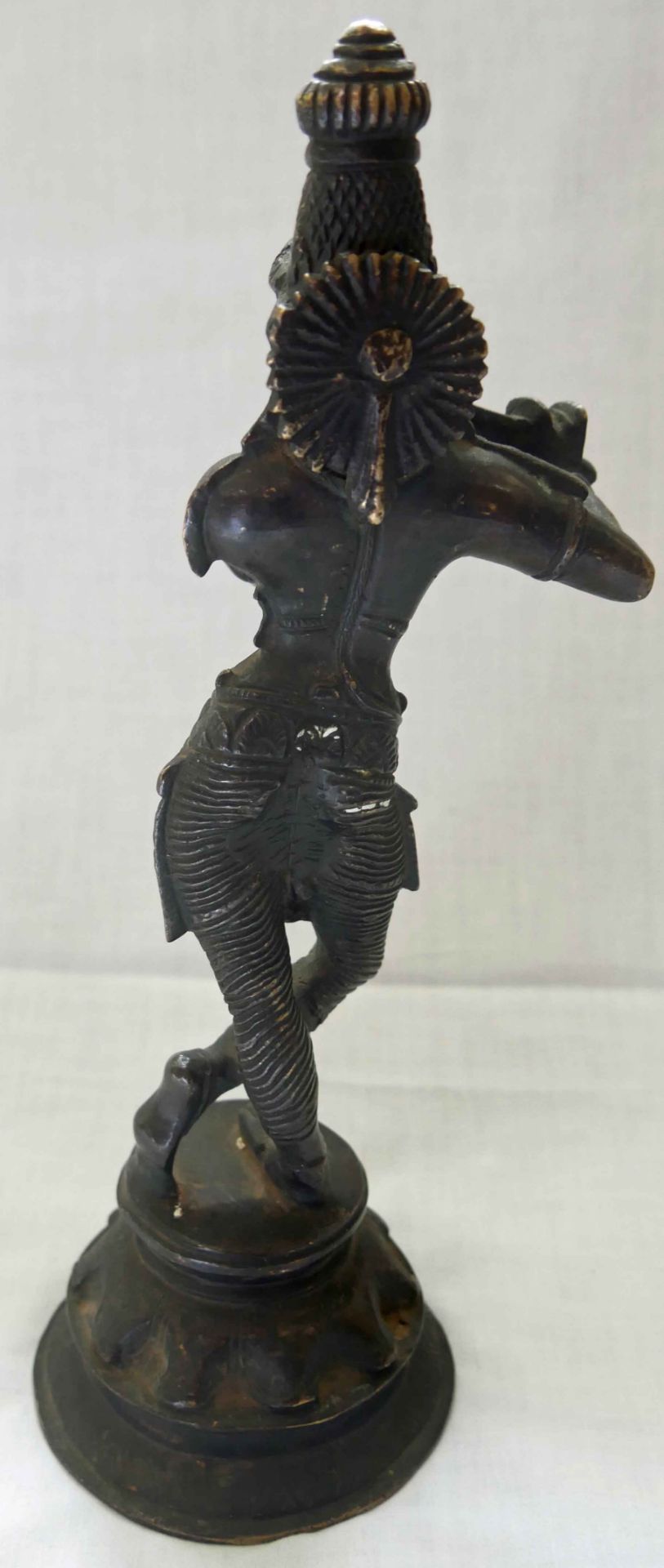 Aus Auflösung, Statue "indische Gottheit Flötenspieler", wohl 19. Jahrhundert, ca. 29 cm hoch, ca, - Bild 3 aus 3