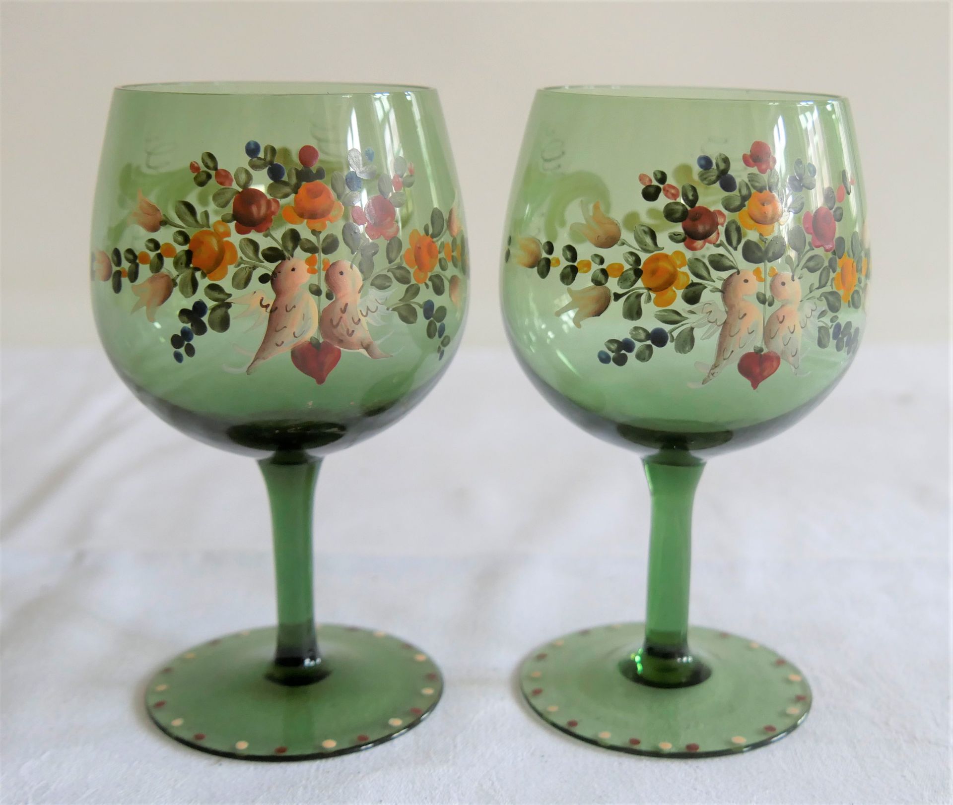 2 ausgefallene Jugendstil Gläser, handbemalt mit Blumen und Vögel. Höhe ca. 15 cm