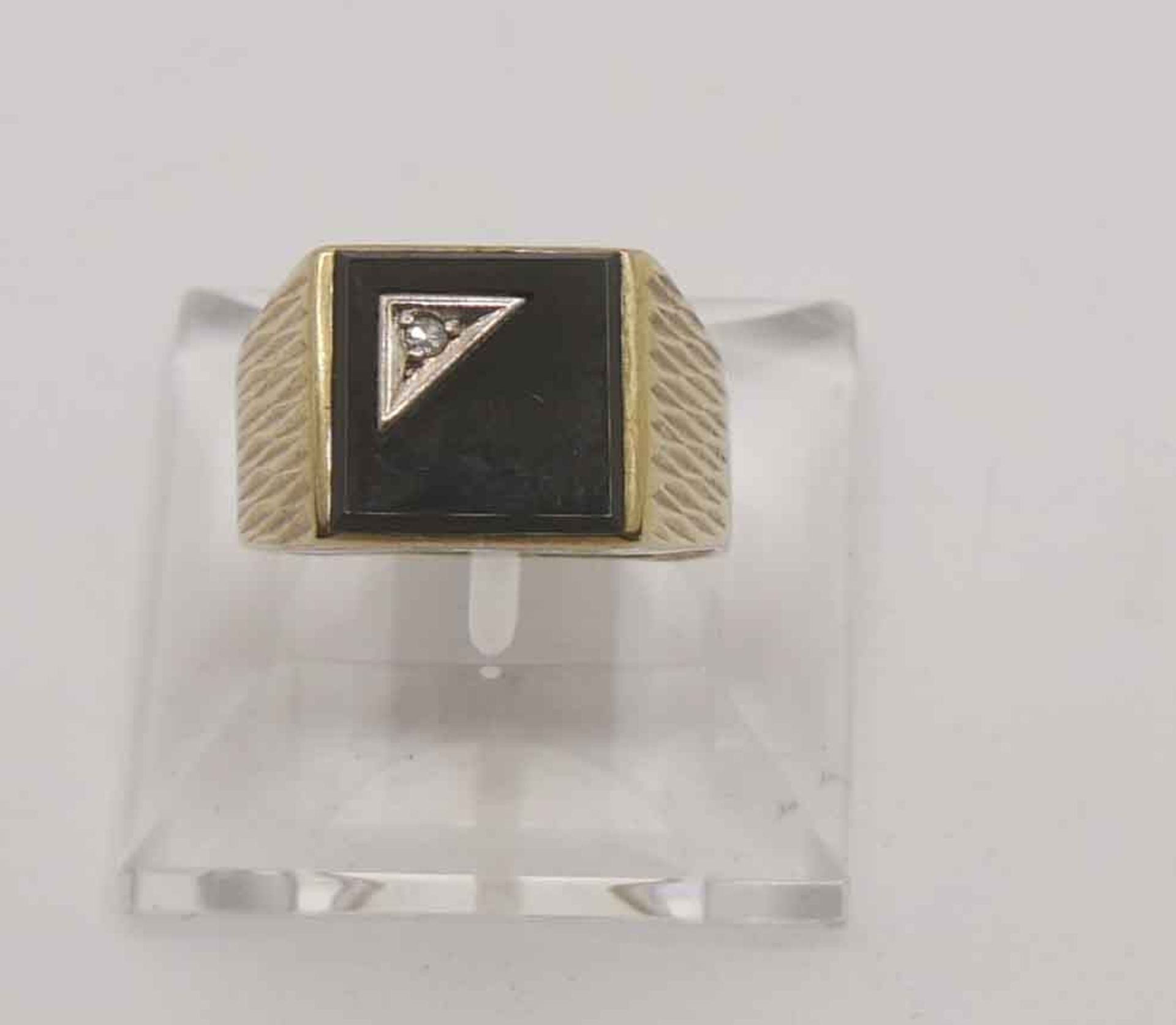 Herrenring, 333er Gelbgold, besetzt mit Onyx und kl. Diamant, Ringgröße 60