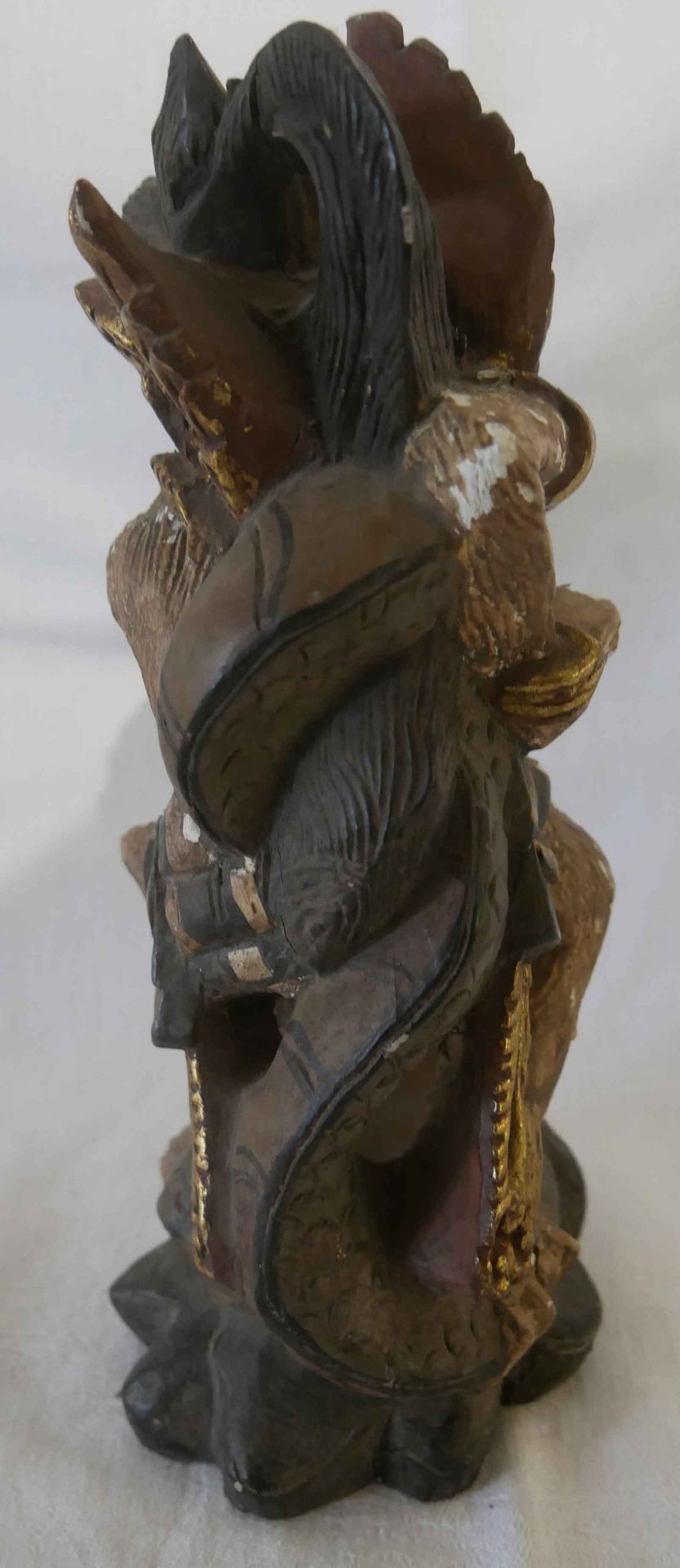 Asiatische Holzfigur mit feiner Bemalung. Geschnitzt, teilweise mit Abplatzer. Höhe ca. 24 cm. Aus - Bild 3 aus 3