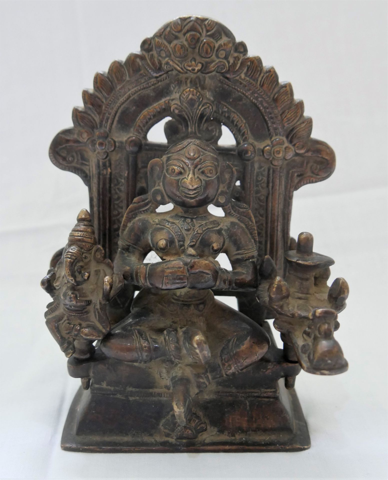 Aus Auflösung, Statue "indische Gottheit auf Thron mit herausnehmbaren kleinen Ganesha", wohl 19.