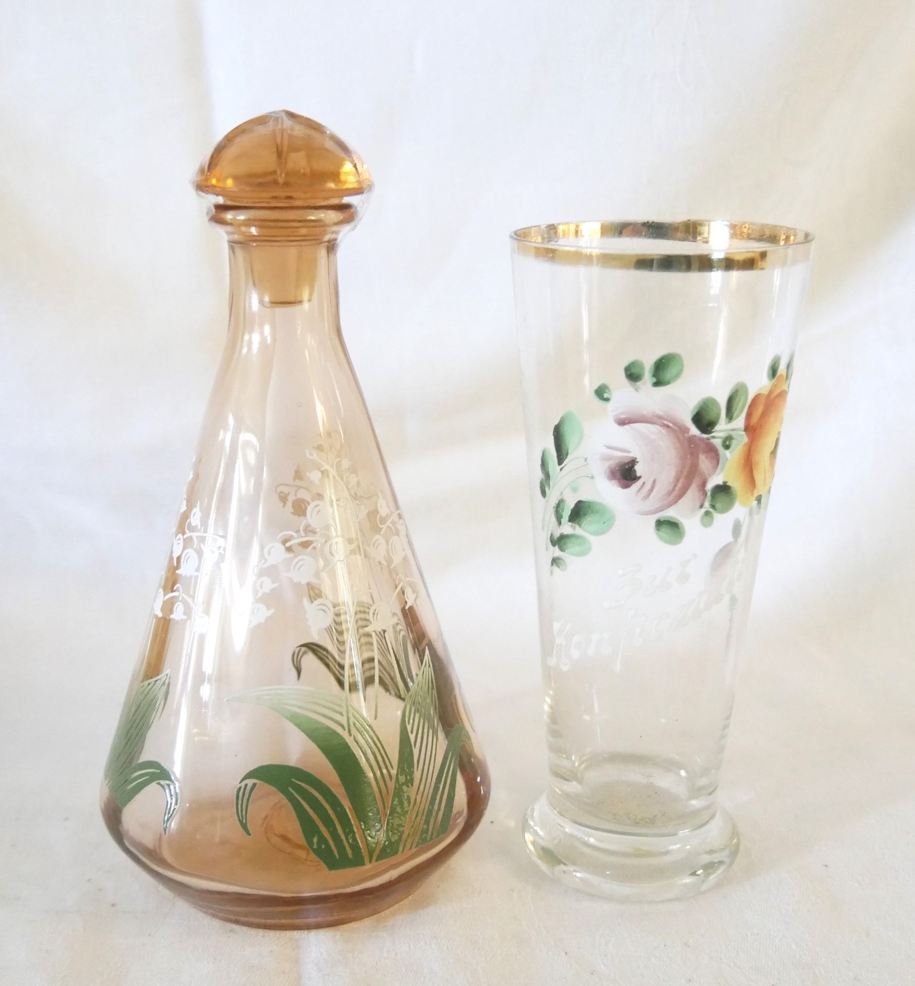2 Jugendstil Gläser, dabei 1 Glas mit floralem Design "Zur Konfirmation" sowie eine kleine Karaffe