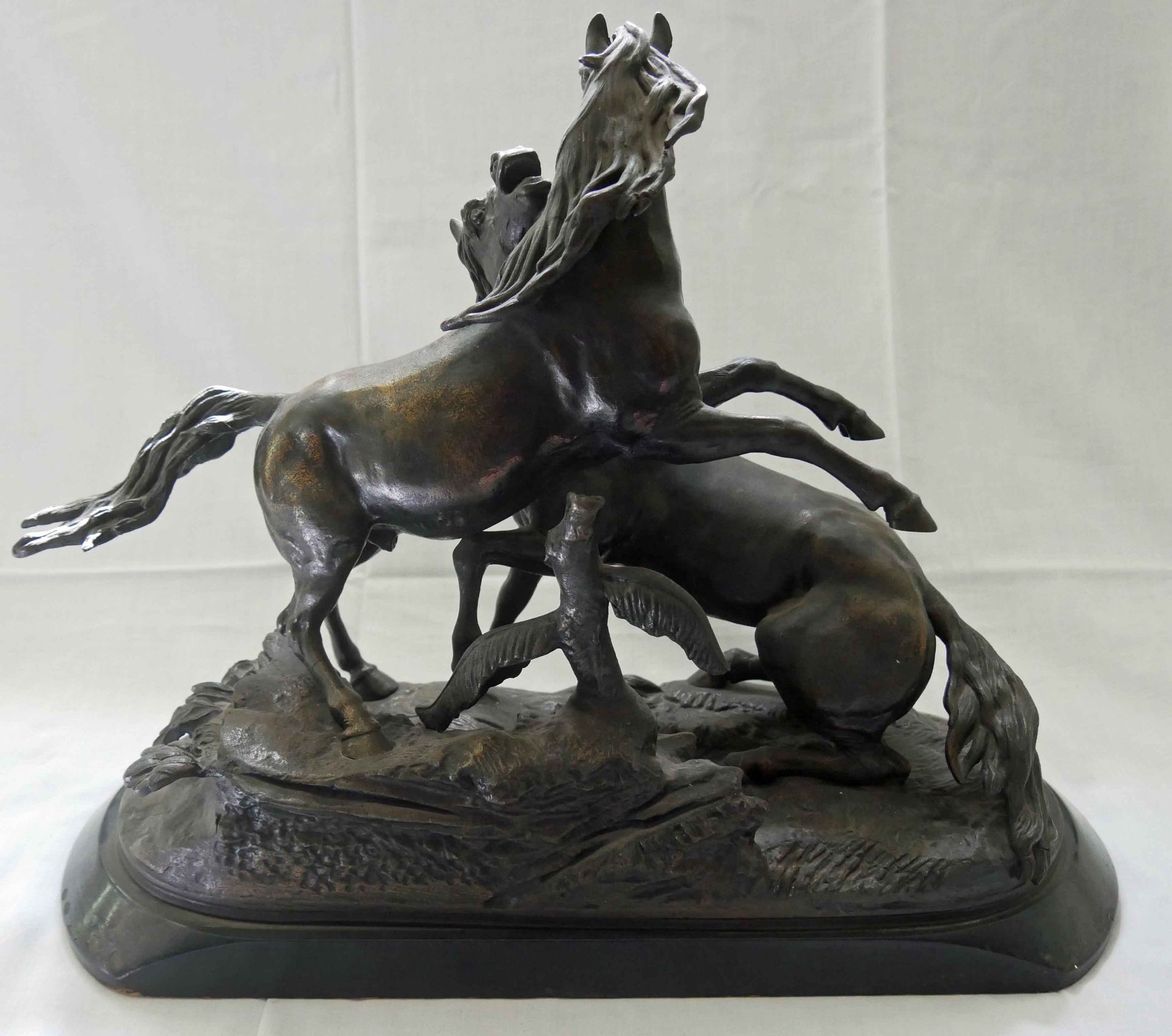Aus Auflösung, grosse schwere Skulptur, "2 sich umringende Pferde", mit Beschriftung "Zur - Bild 4 aus 5