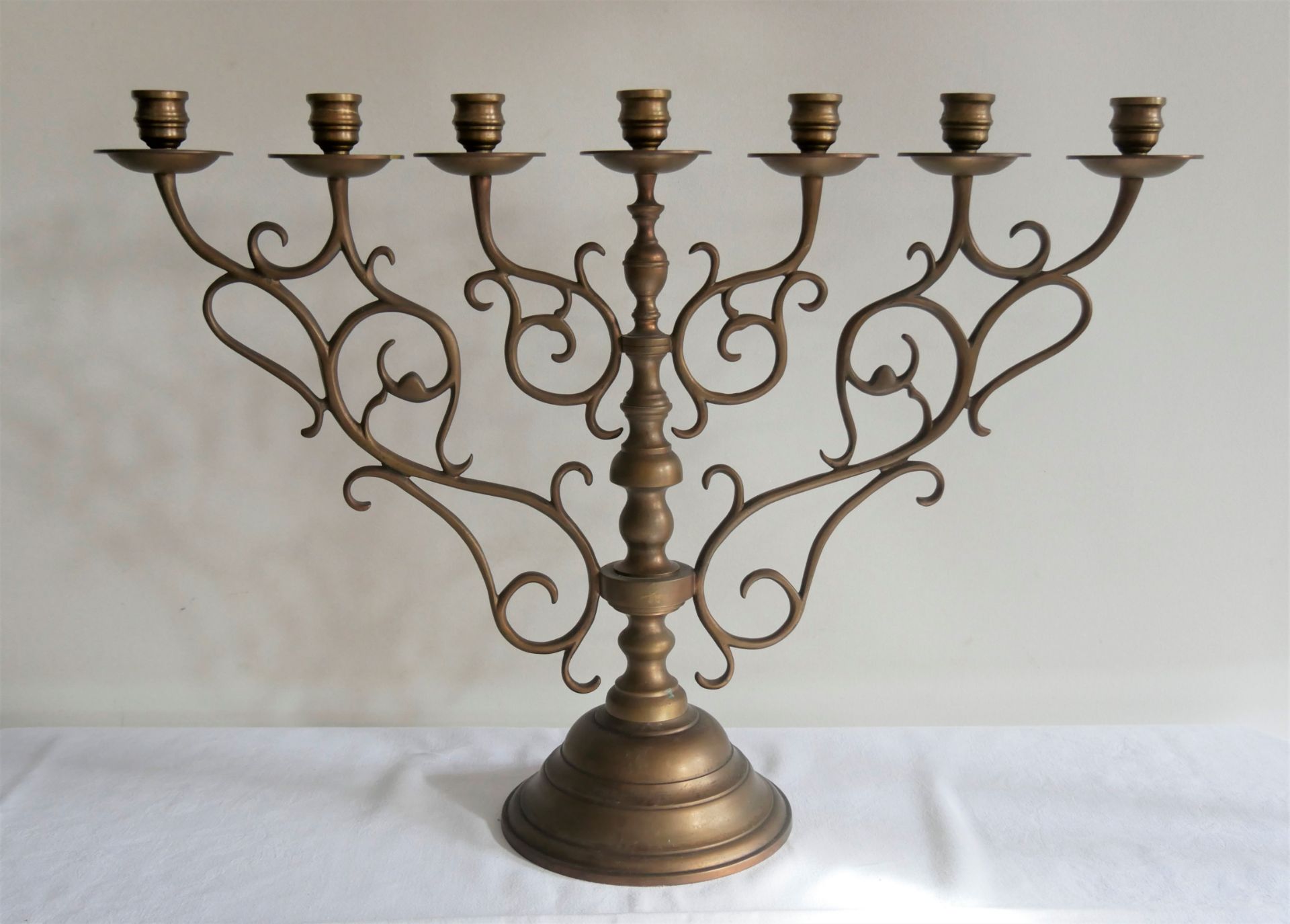 Menorah, jüdischer Kerzenständer mit sieben verzweigten Kandelabrum aus Messing. Höhe ca. 45 cm,