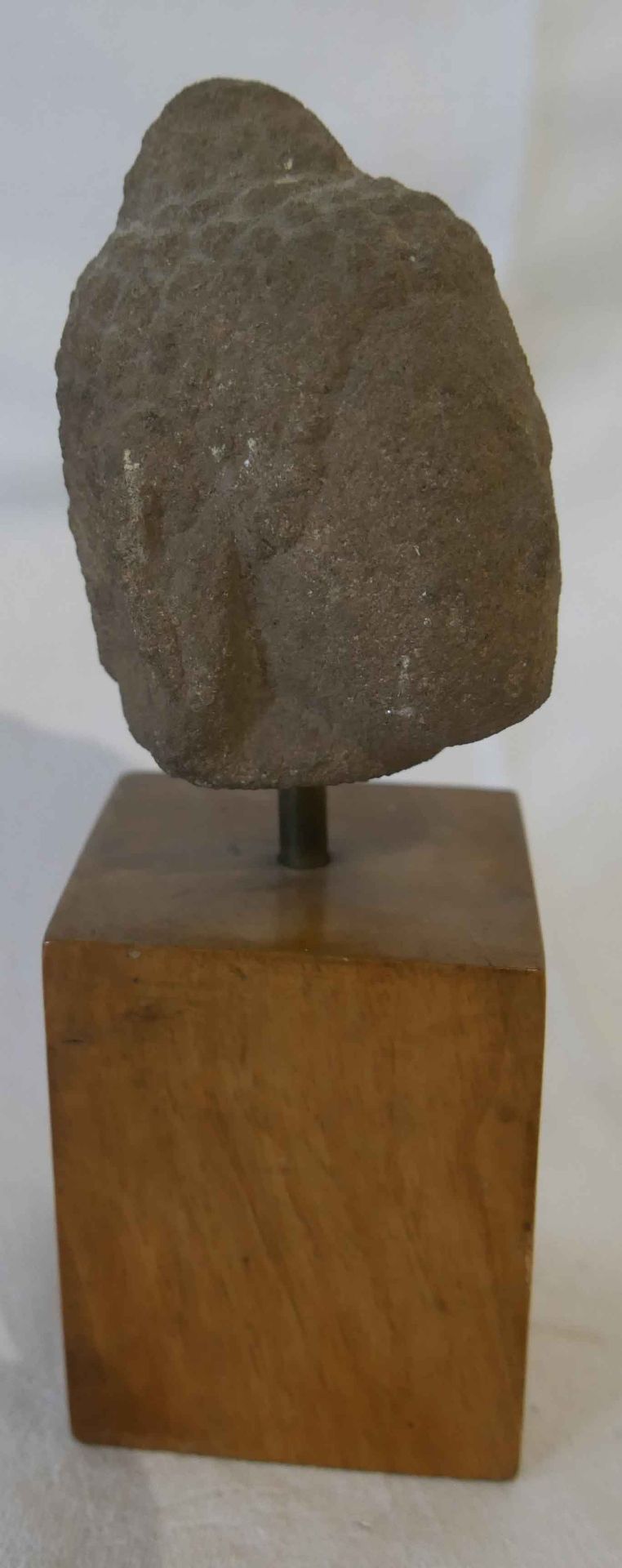 wohl Indien/Asien, Sandsteinkopf auf Holzsockel. Maße: Höhe ca. 8 cm, Breite ca. 6,5 cm - Bild 2 aus 2