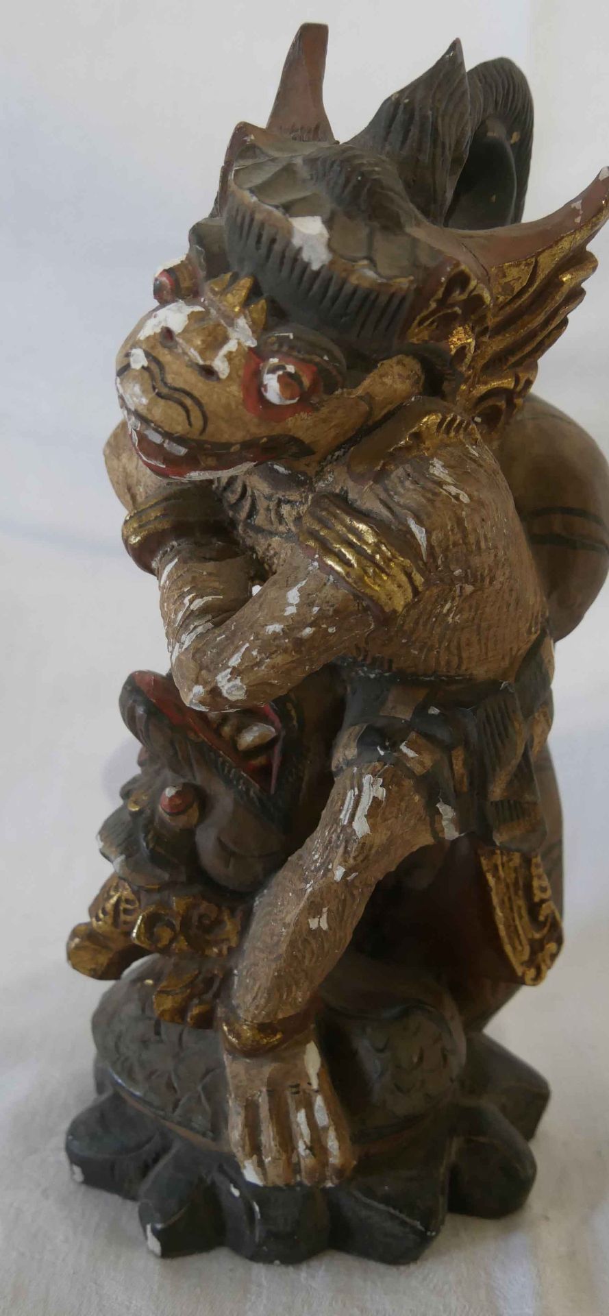 Asiatische Holzfigur mit feiner Bemalung. Geschnitzt, teilweise mit Abplatzer. Höhe ca. 24 cm. Aus - Bild 2 aus 3