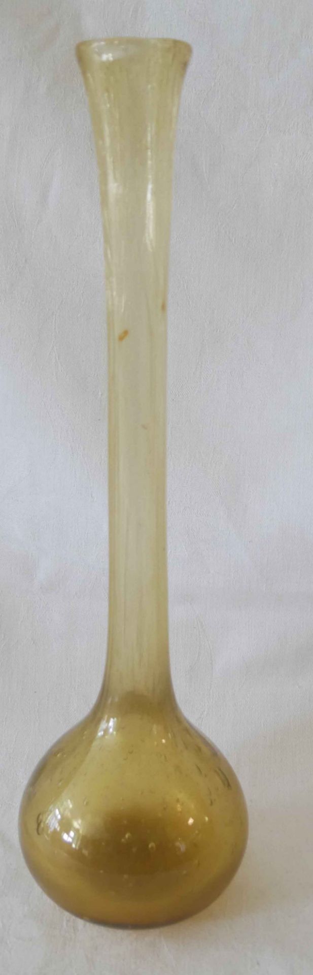 Glasvase, bernsteinfarben mit Lufteinschlüssen, wohl Böhmen. Höhe ca. 36 cm
