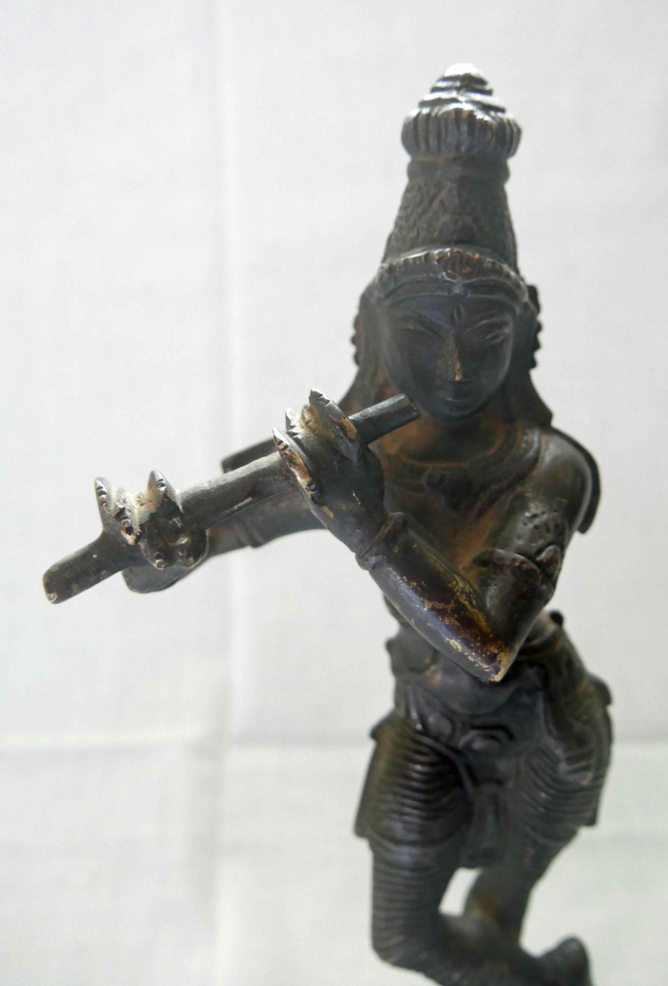 Aus Auflösung, Statue "indische Gottheit Flötenspieler", wohl 19. Jahrhundert, ca. 29 cm hoch, ca, - Bild 2 aus 3