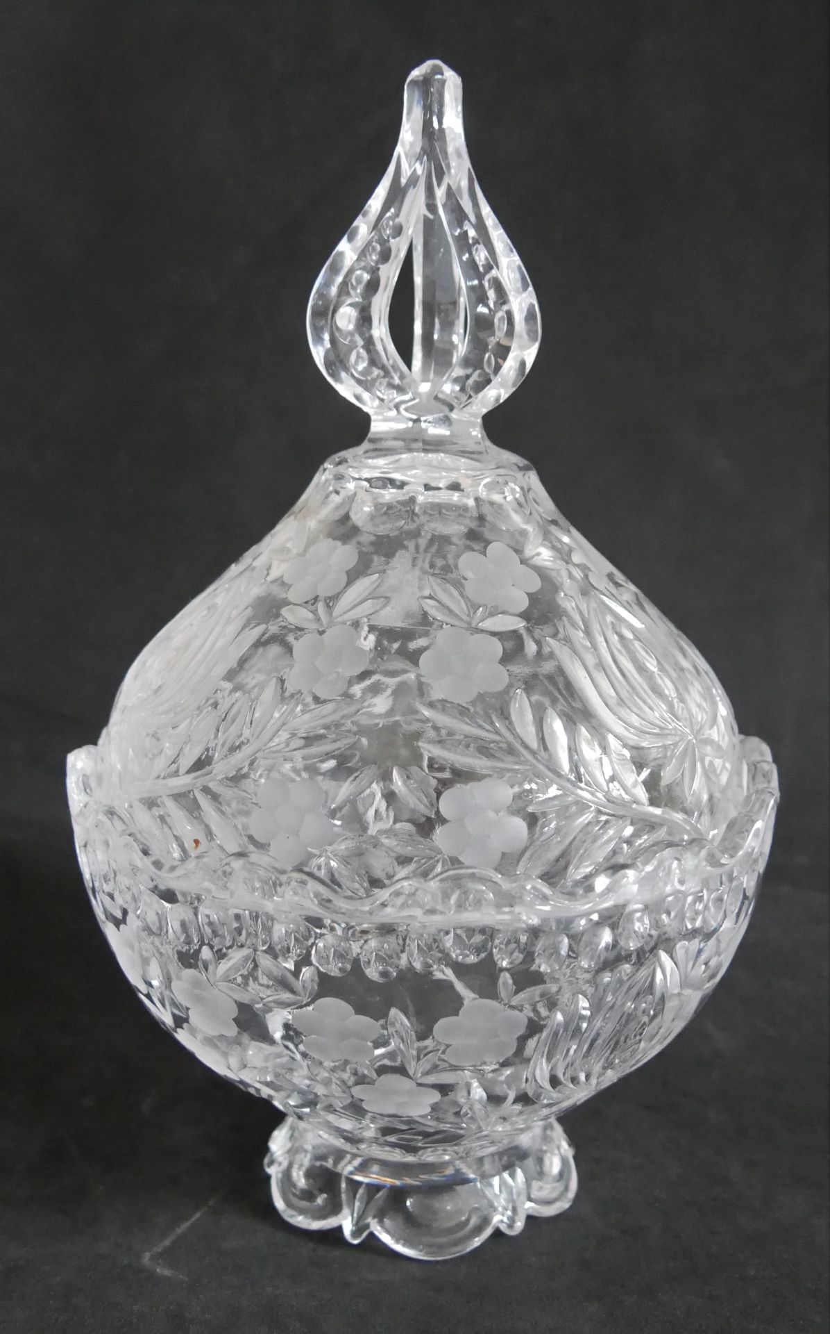 Kristallglas Bonboniere mit Schliff. Gesamthöhe ca. 24,5 cm