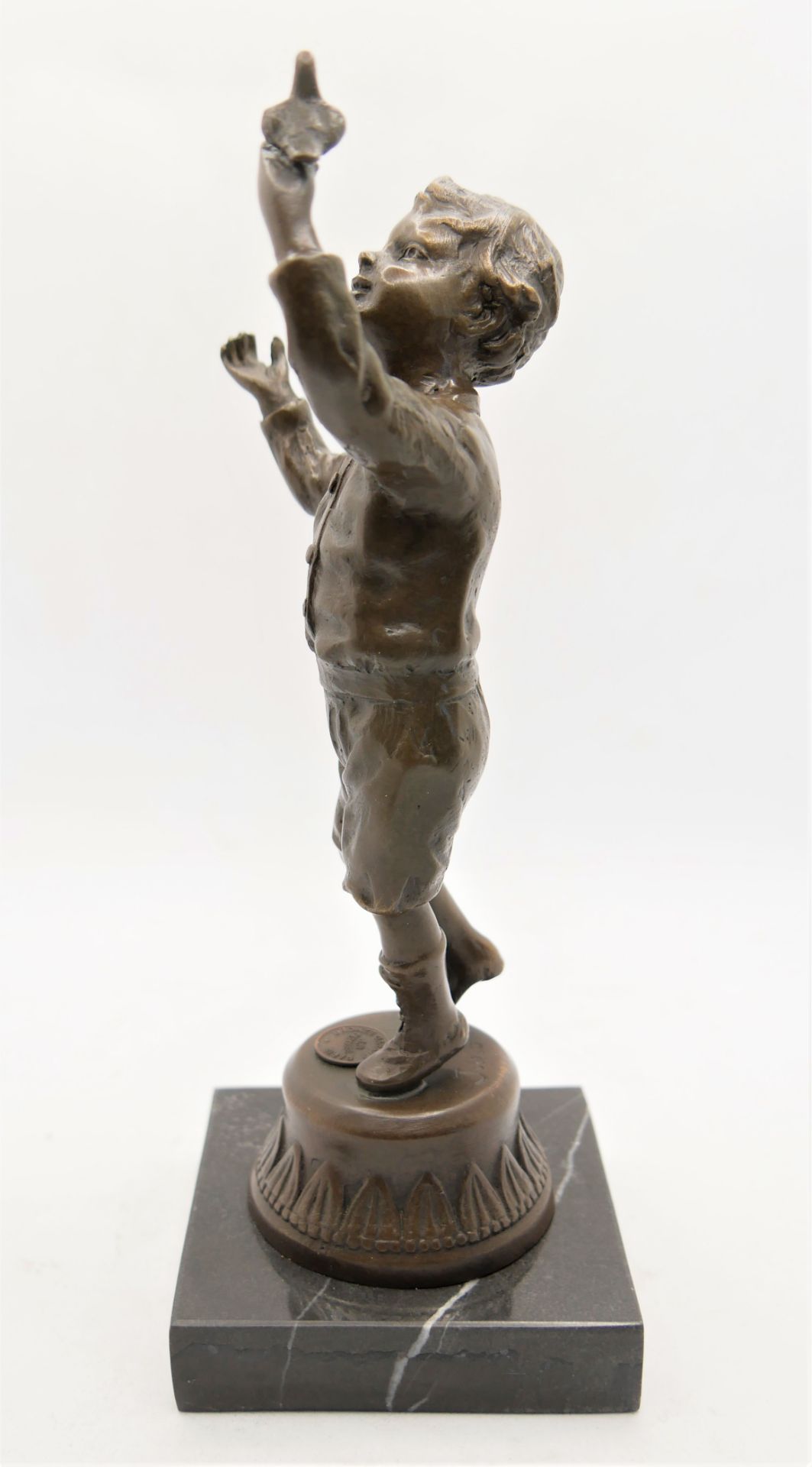 Bronze Figur " Junge mit Vogel in der Hand",gemarkt mit J.B. Deposee Garanti Paris, auf Sockel - Image 4 of 6