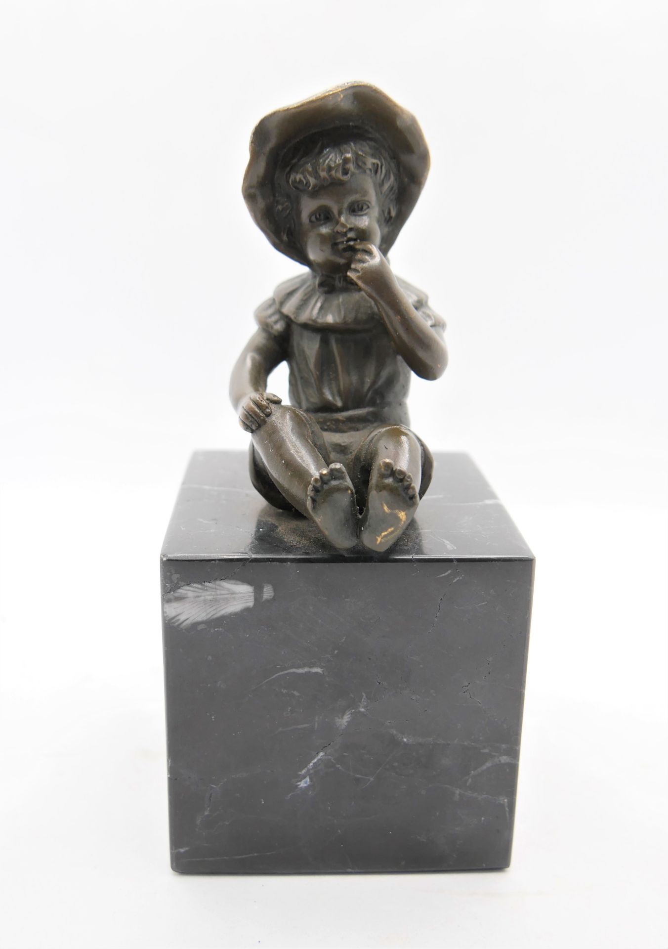Bronze Figur " nachdenklicher Junge",gemarkt mit J.B. Deposee Garanti Paris, auf Sockel sitzend,