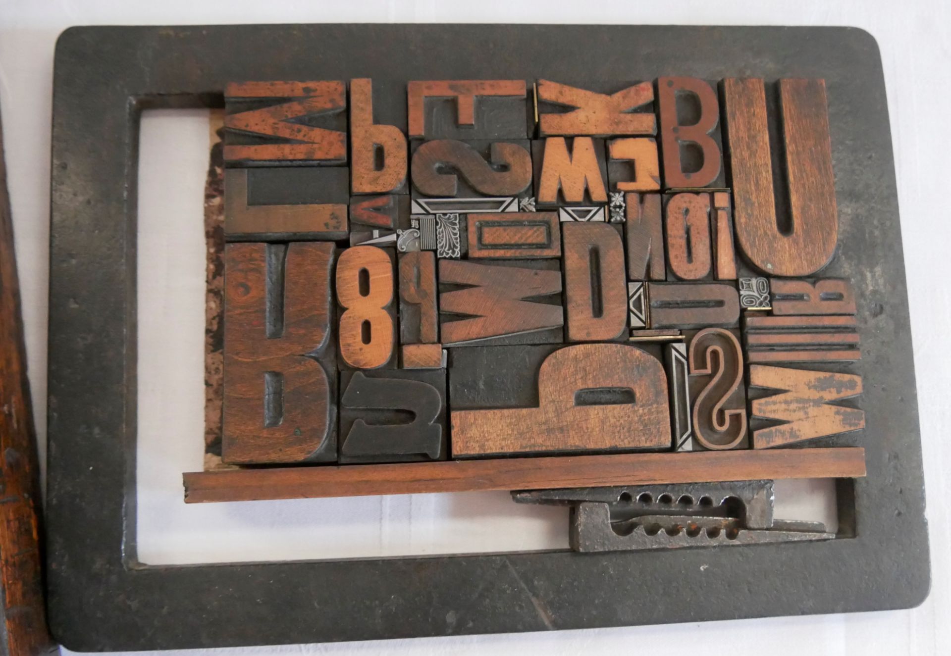 Druckplatte mit einzelnen Buchstaben, sowie 1 Schublade als Setzkasten. - Image 3 of 3