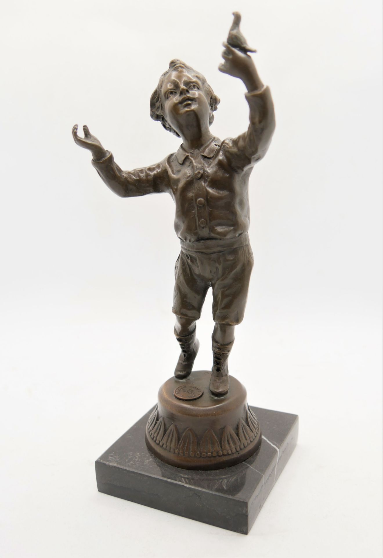 Bronze Figur " Junge mit Vogel in der Hand",gemarkt mit J.B. Deposee Garanti Paris, auf Sockel