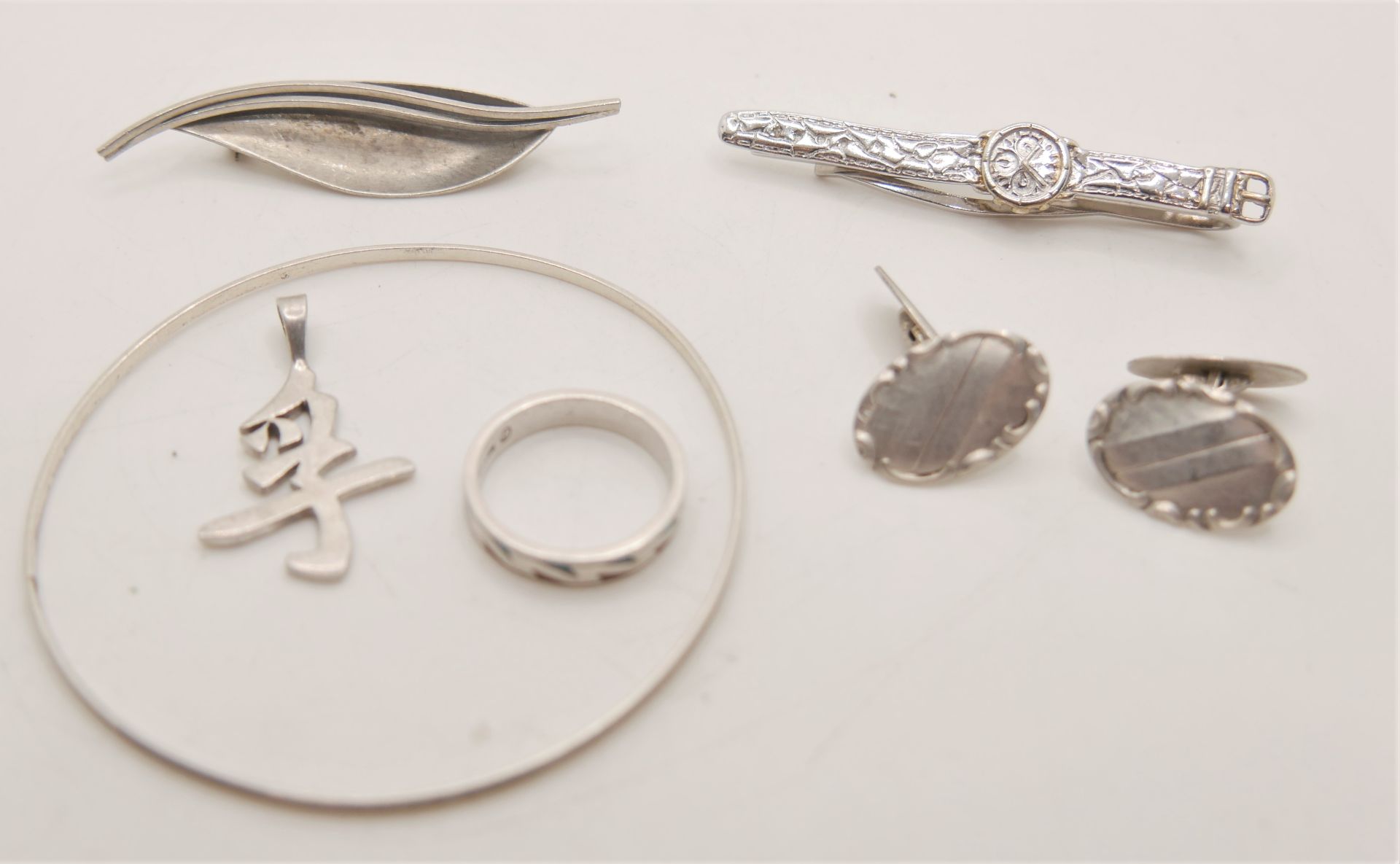 Lot Silberschmuck, dabei Brosche, Armreif, Manschettenknöpfe, etc.