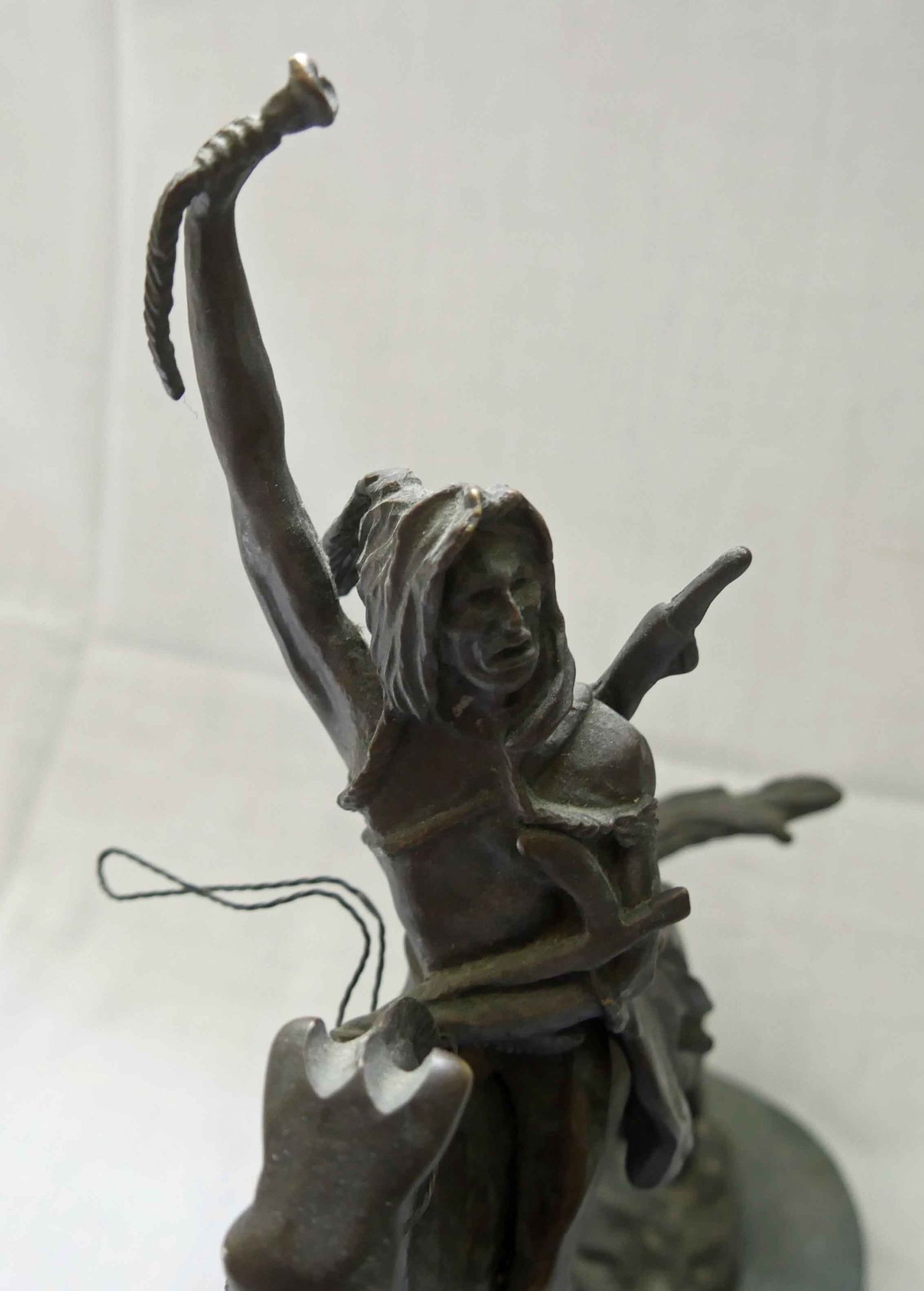 Aus Auflösung, Skulptur "Krieger zu Pferde", auf Marmorsockel, ca. 34 cm hoch, ca. 24 cm breit. - Image 4 of 4