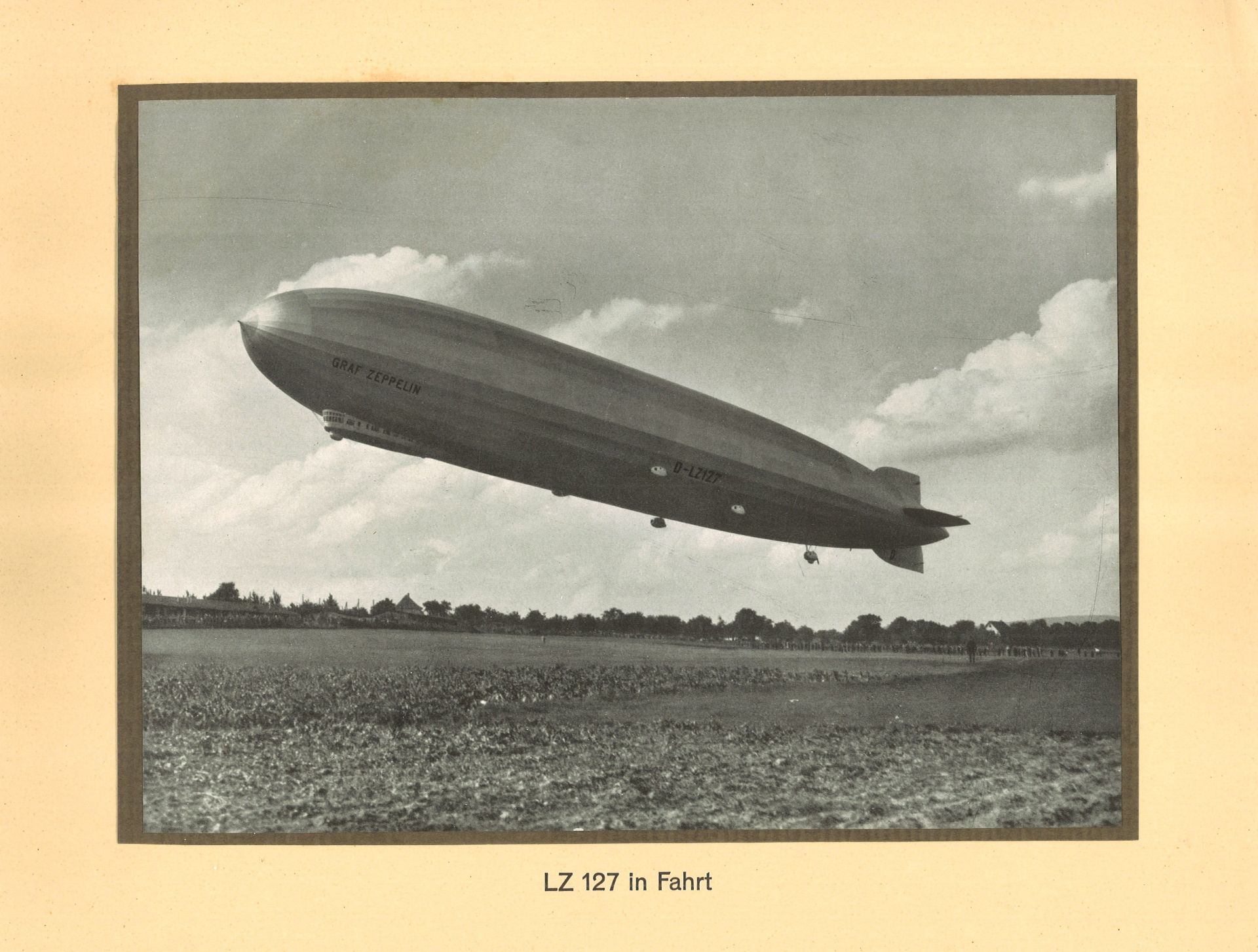 LZ 127 "Graf Zeppelin" nach 15 Originalphotographien vom Bau des Luftschiffes. Herausgegeben vom - Bild 2 aus 4