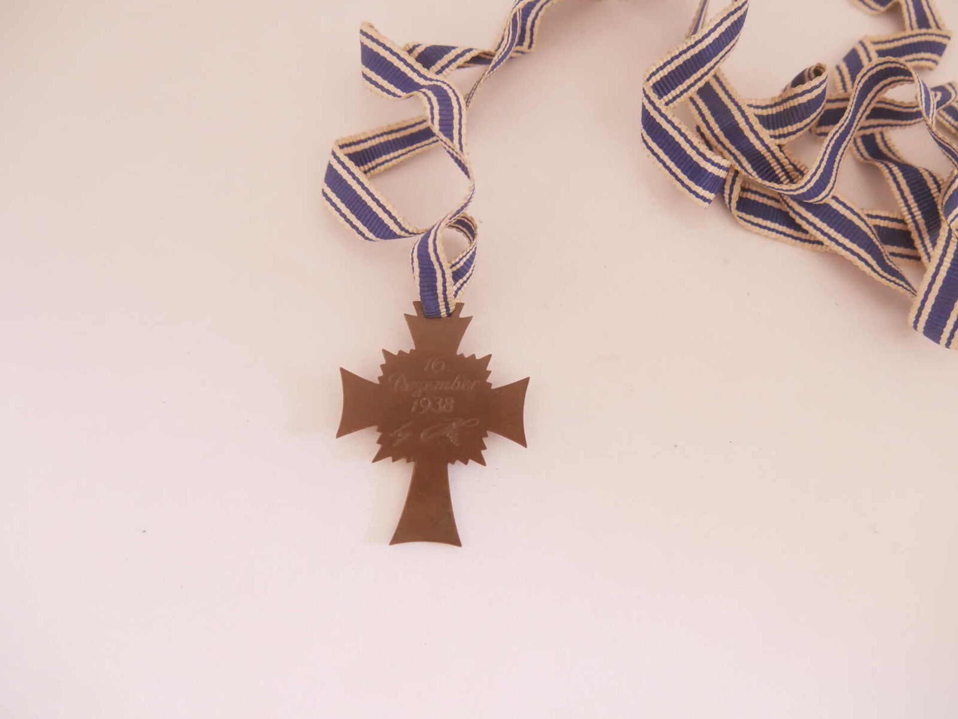 3. Reich, Medaille Ehrenzeichen 1938 Mutterkreuz in Bronze am Band. Guter Zustand. - Bild 2 aus 2