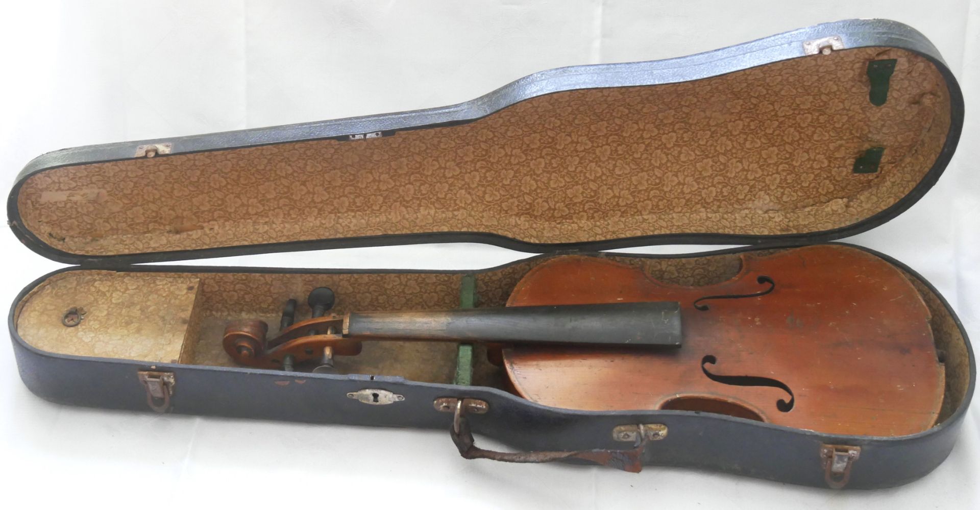 Geige unbekannter Hersteller, starke Gebrauchsspuren zur Restauration, im alten Kasten. Bitte