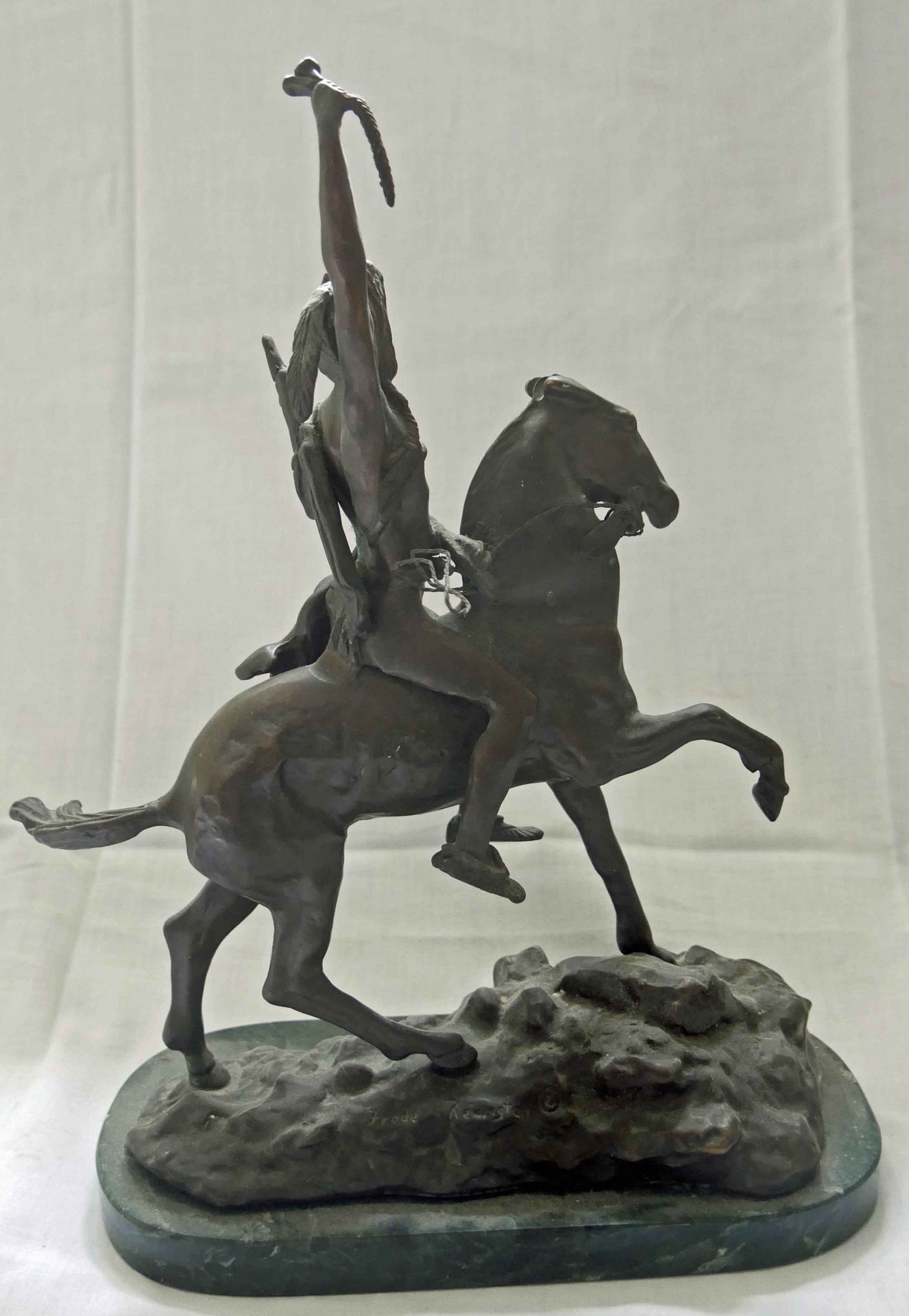 Aus Auflösung, Skulptur "Krieger zu Pferde", auf Marmorsockel, ca. 34 cm hoch, ca. 24 cm breit. - Image 2 of 4